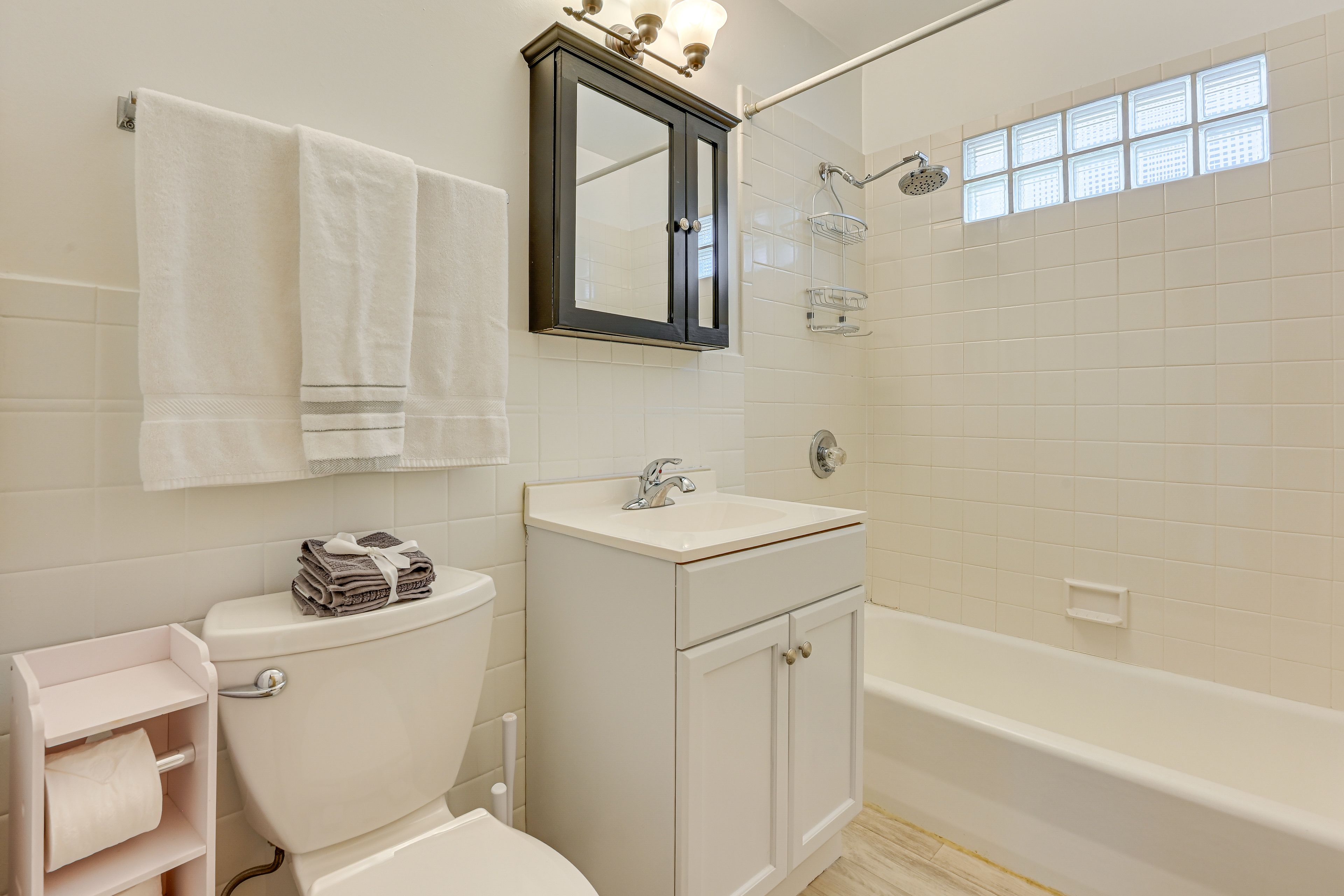 Full Bathroom | Towels Provided