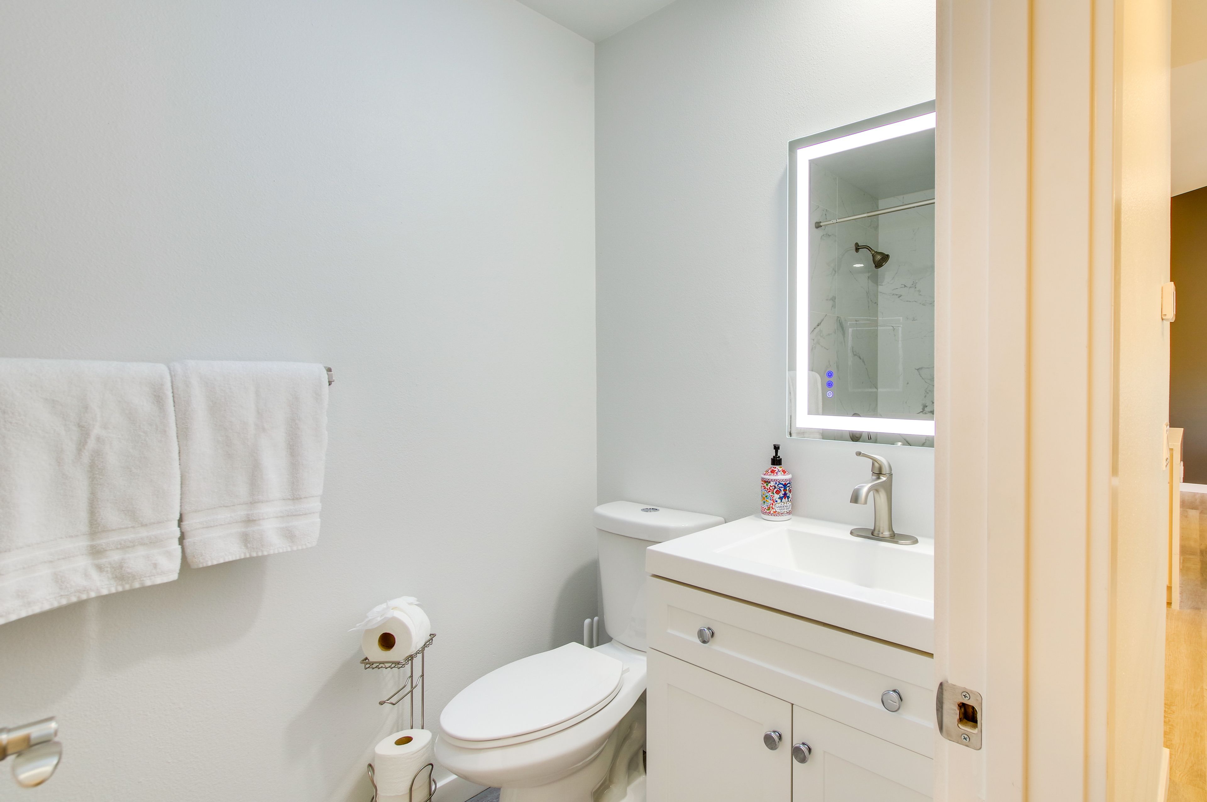 Full Bathroom | 2nd Floor | Towels Provided