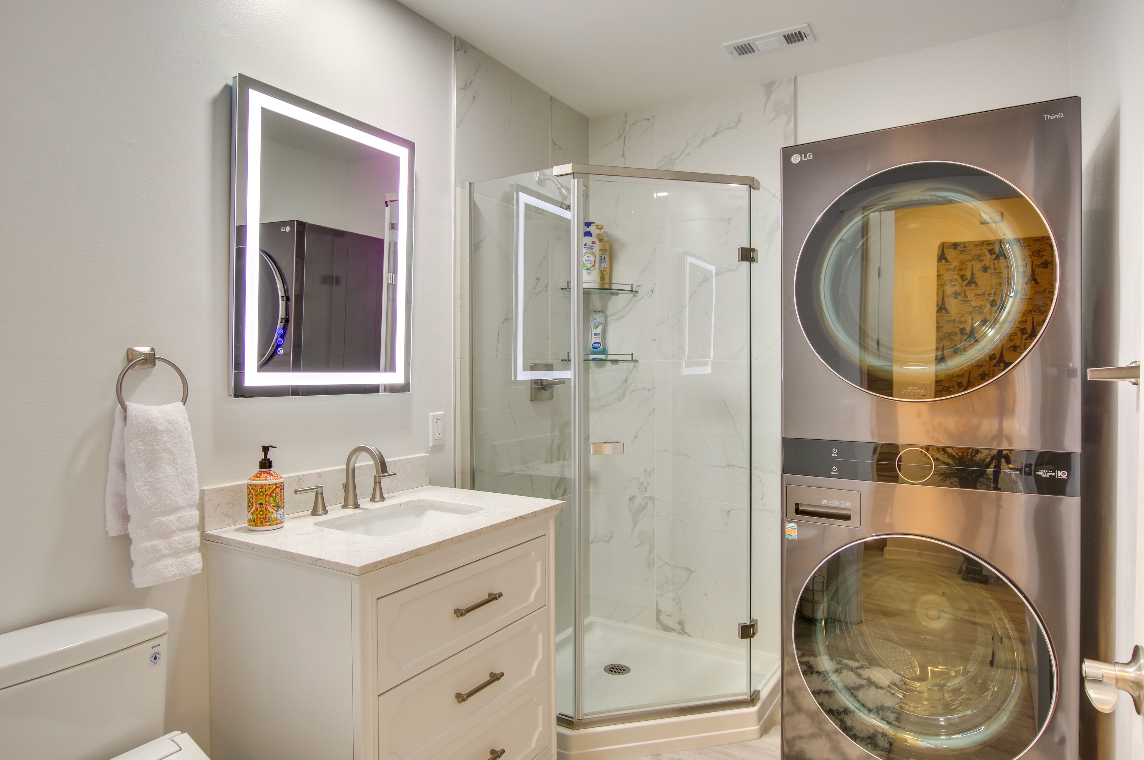 Full Bathroom | 1st Floor | Washer & Dryer | Detergent Provided