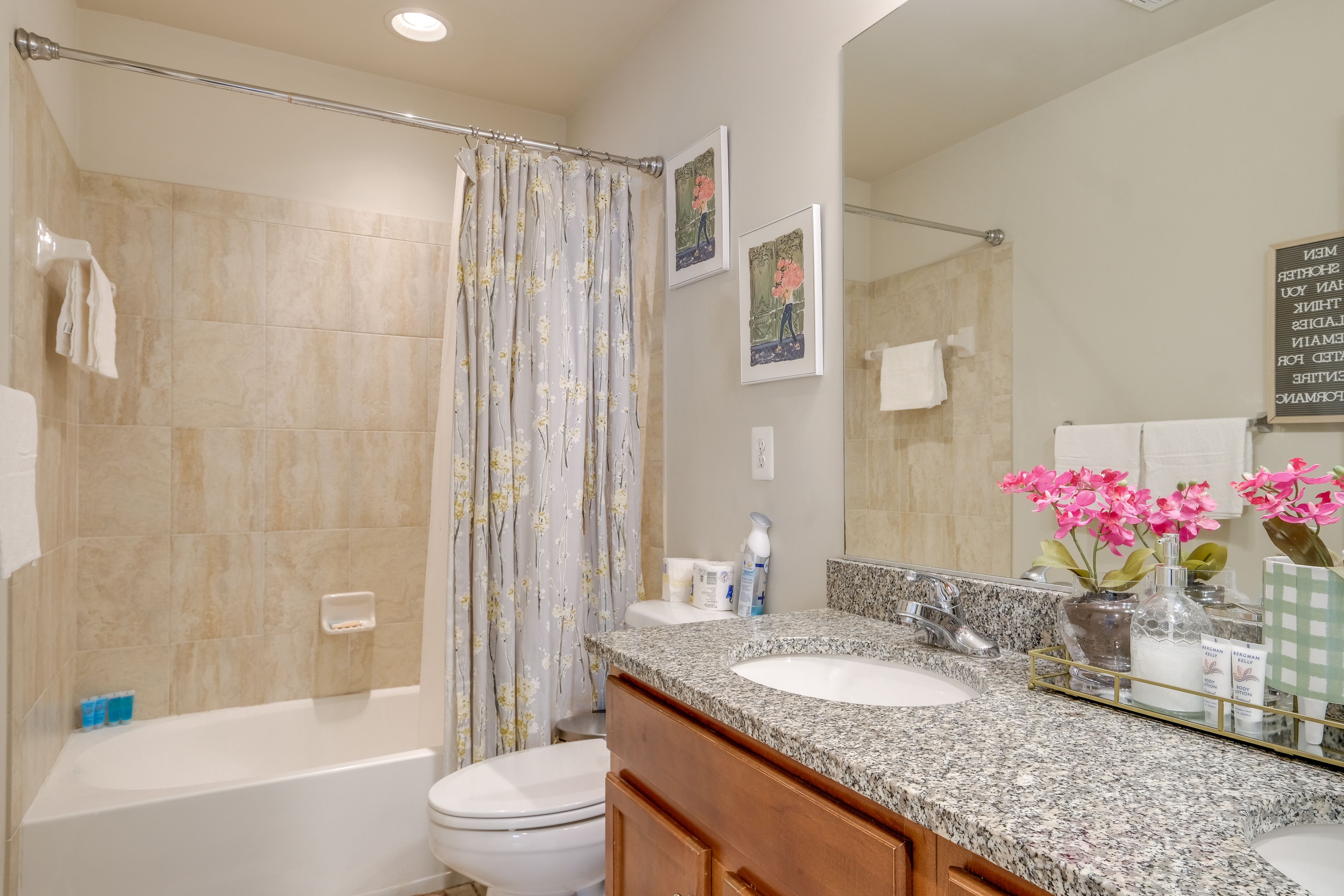 Full Bathroom | 2nd Floor | Complimentary Toiletries | Hair Dryer