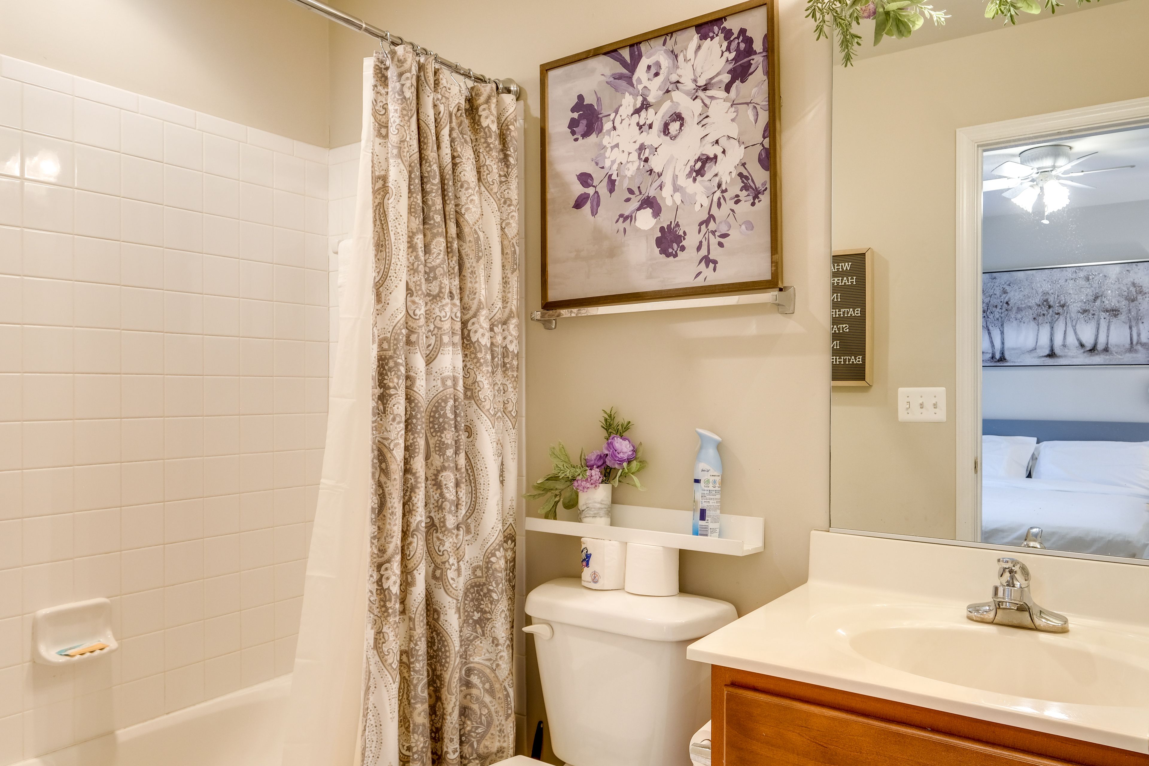 Full Bathroom | 2nd Floor | Towels Provided