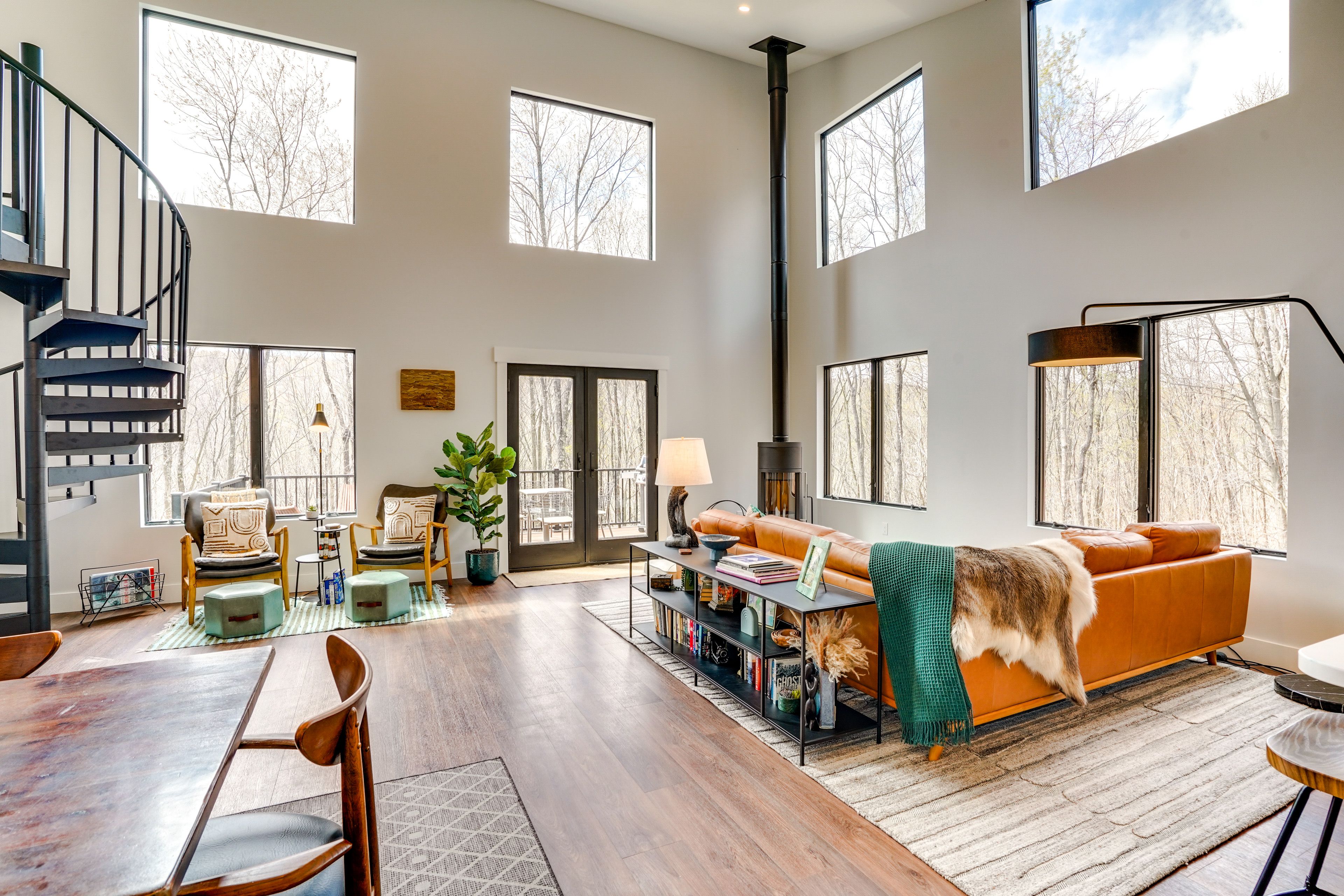 Living Room | 2nd Floor | Smart TV | Stairs Required