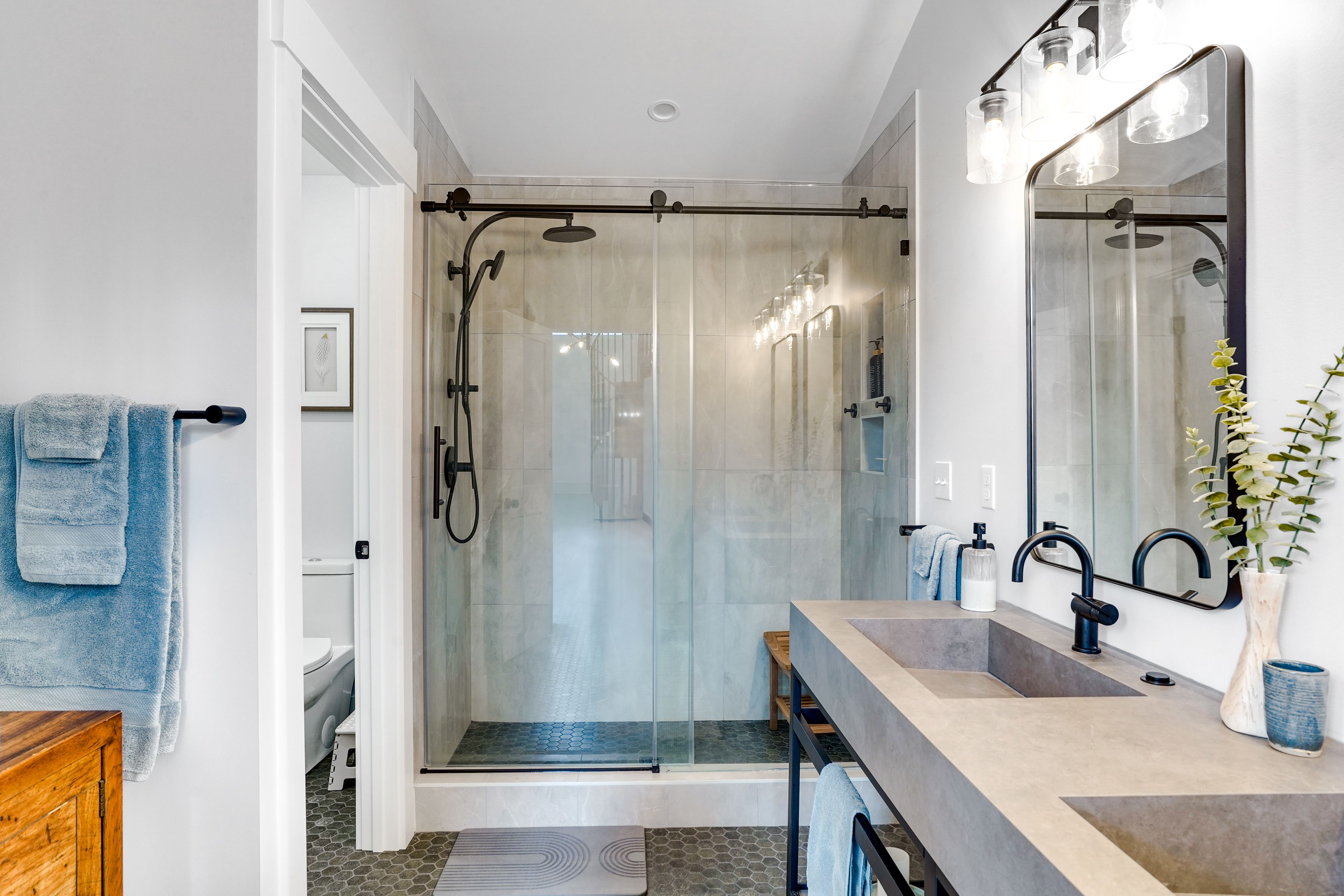 Full Bathroom | 2nd Floor | Complimentary Toiletries