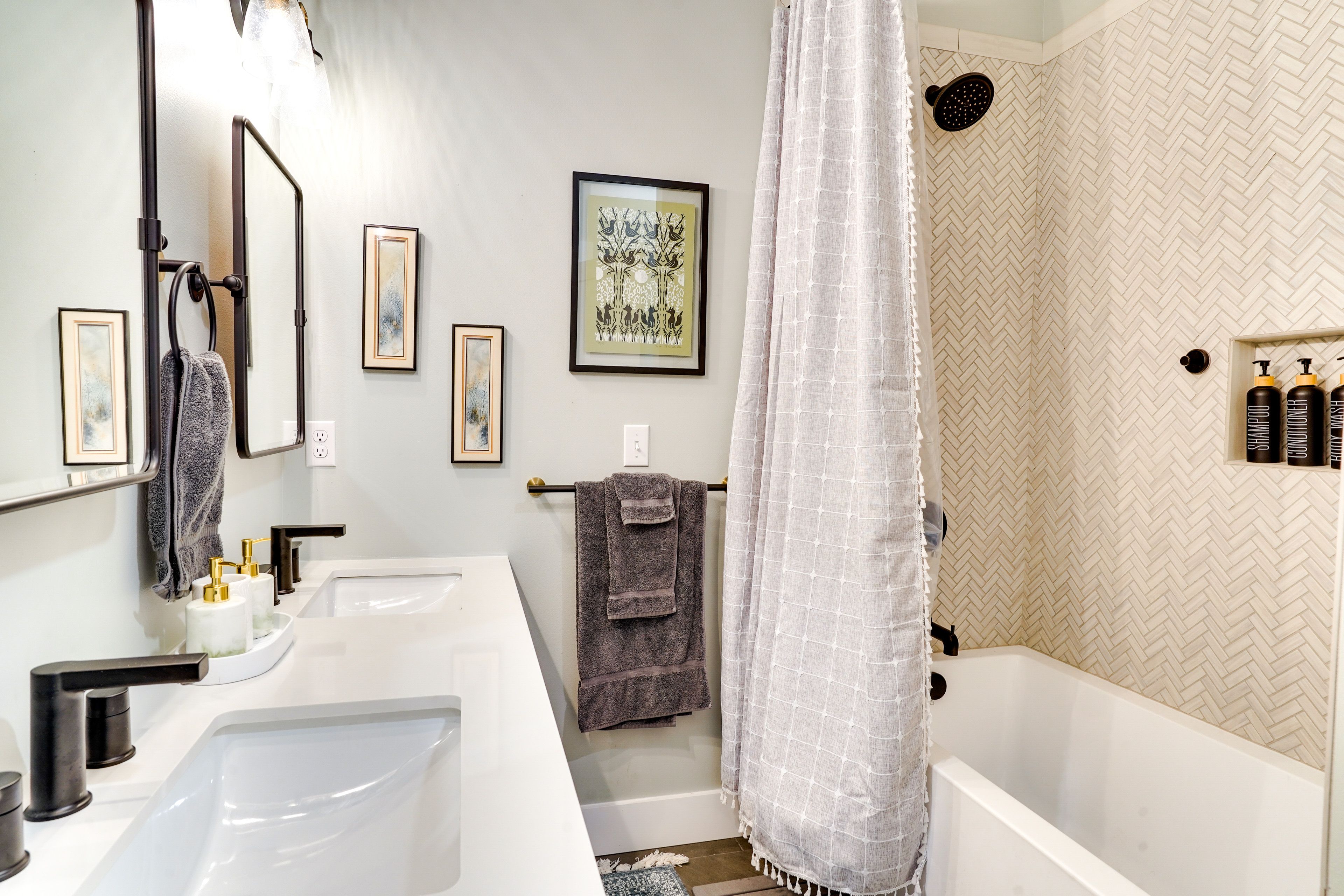 Full Bathroom | 1st Floor | Shower/Tub Combo