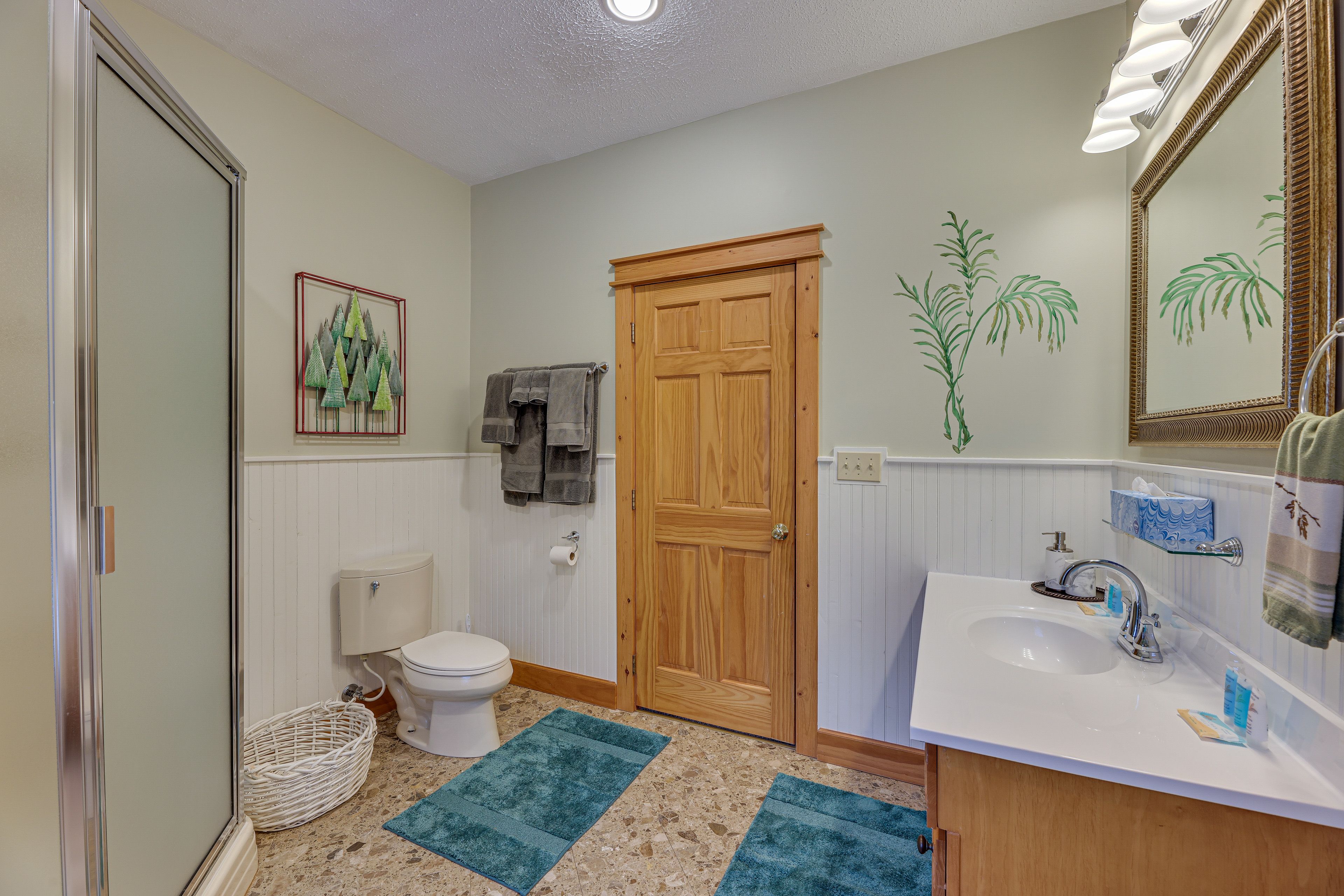En-Suite Bathroom | Main Level | Towels Provided | Complimentary Toiletries