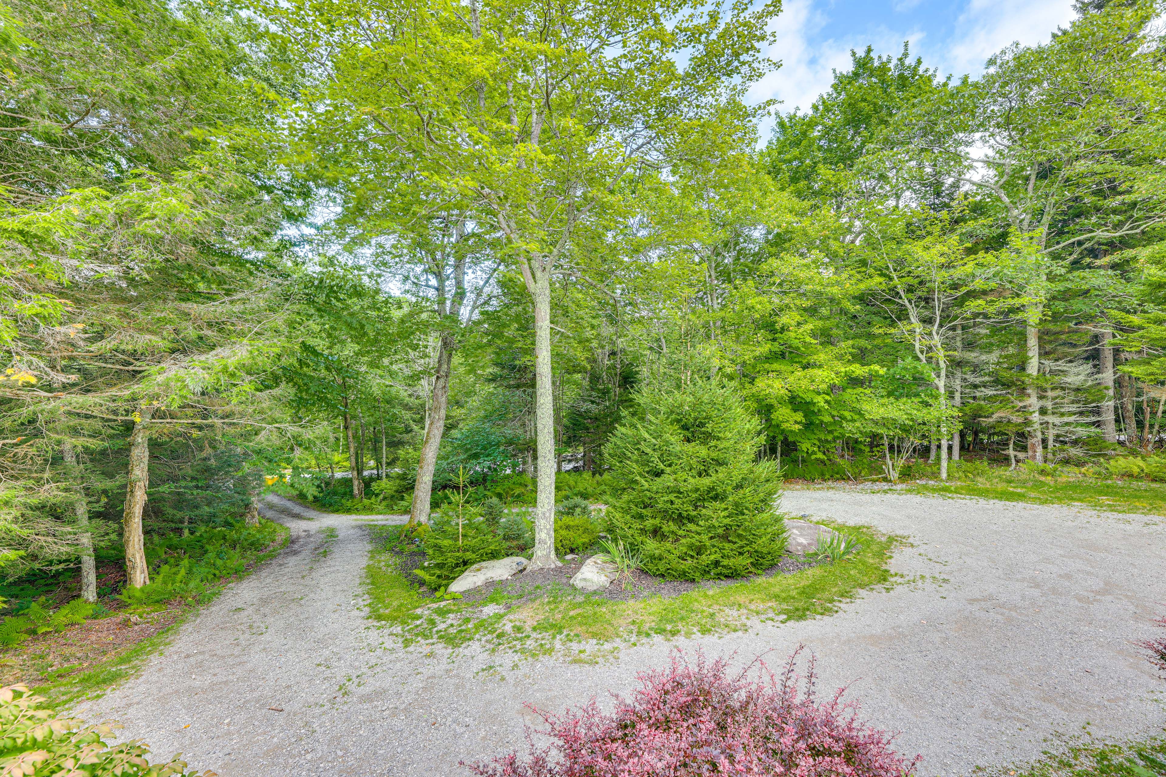 Circular Driveway | Parking (9 Vehicles) | RV/Trailer Parking Allowed