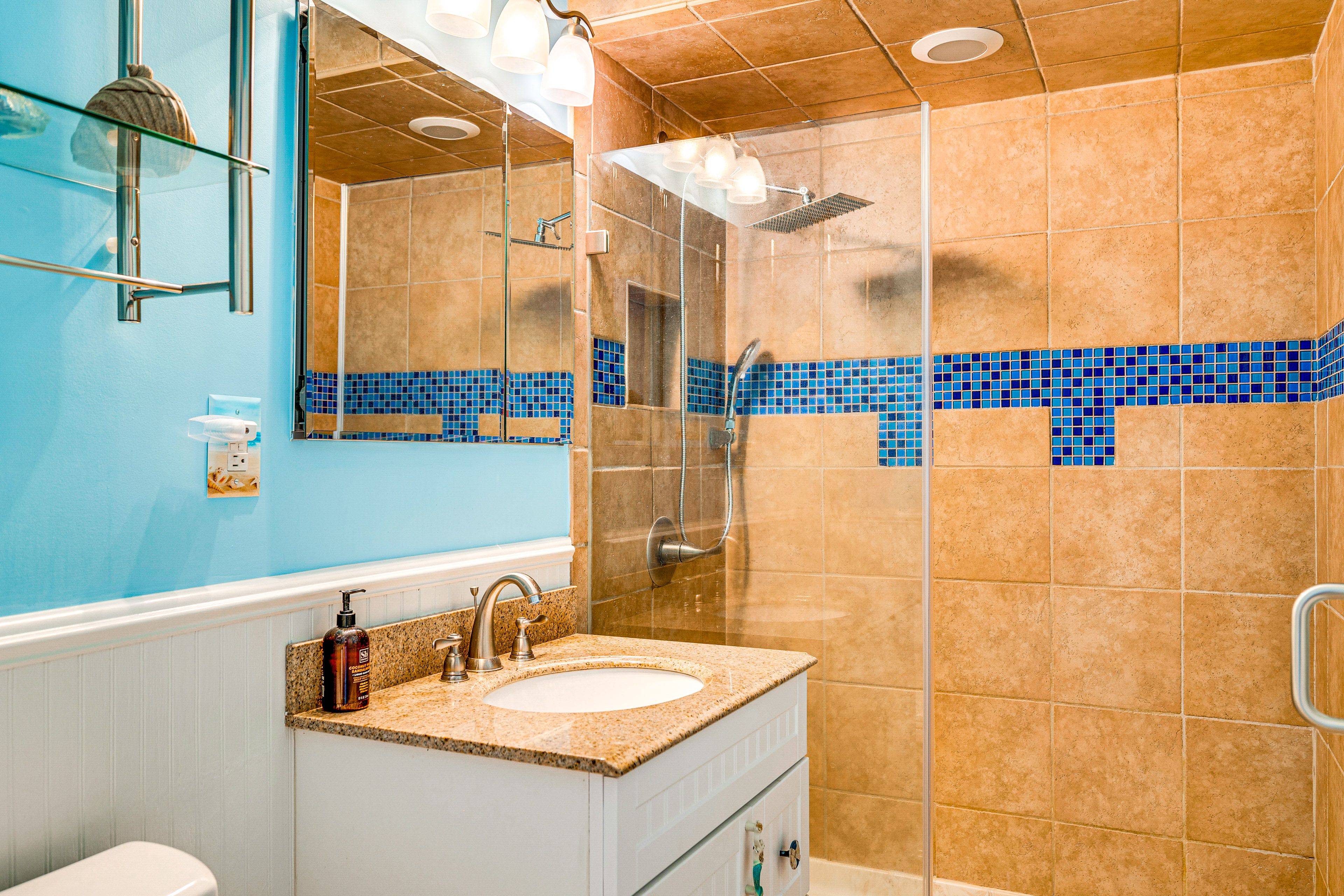 Full Bathroom | Towels Provided | 2nd Floor