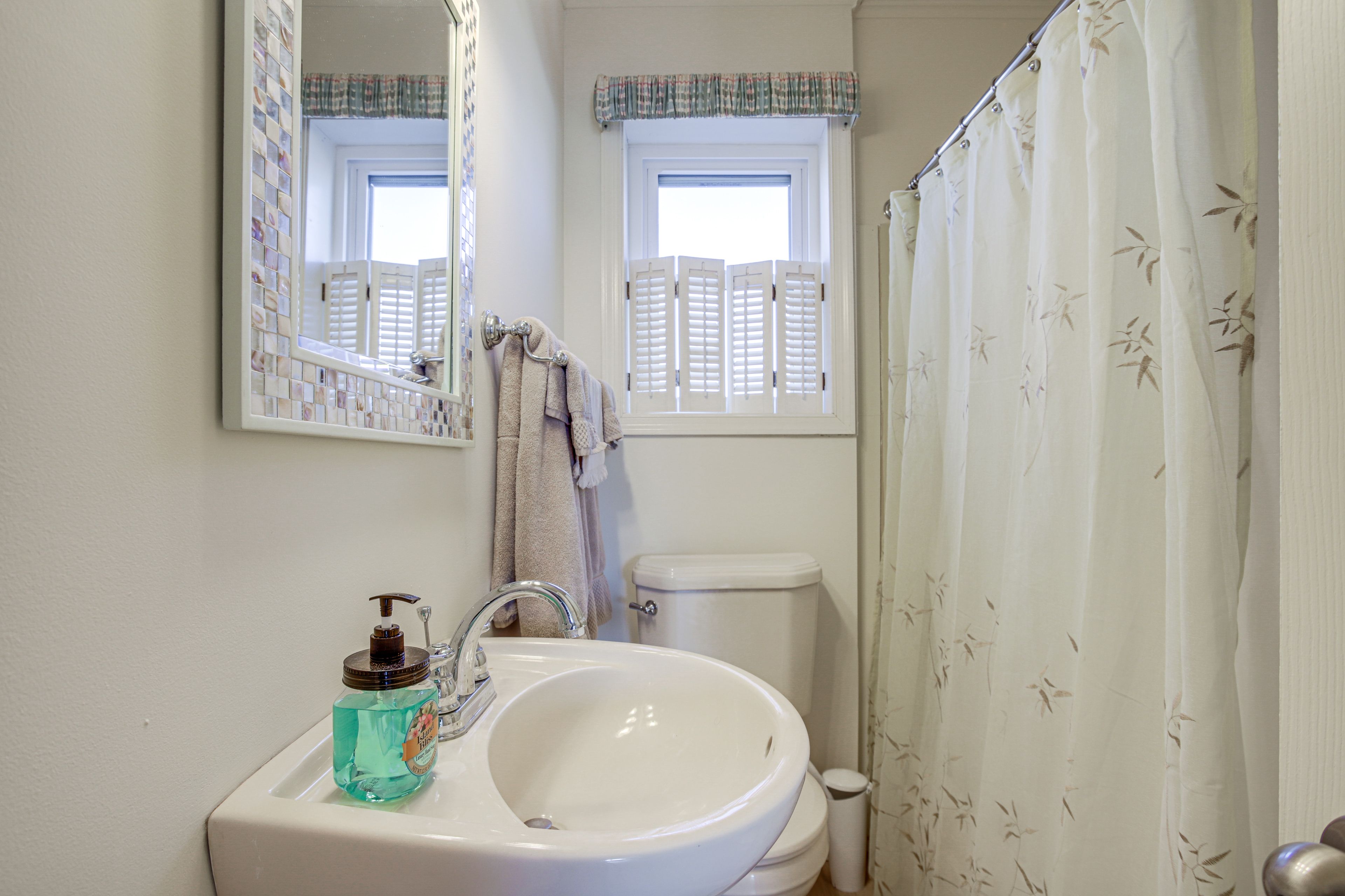 Full Bathroom | Shower/Tub Combo | 1st Floor