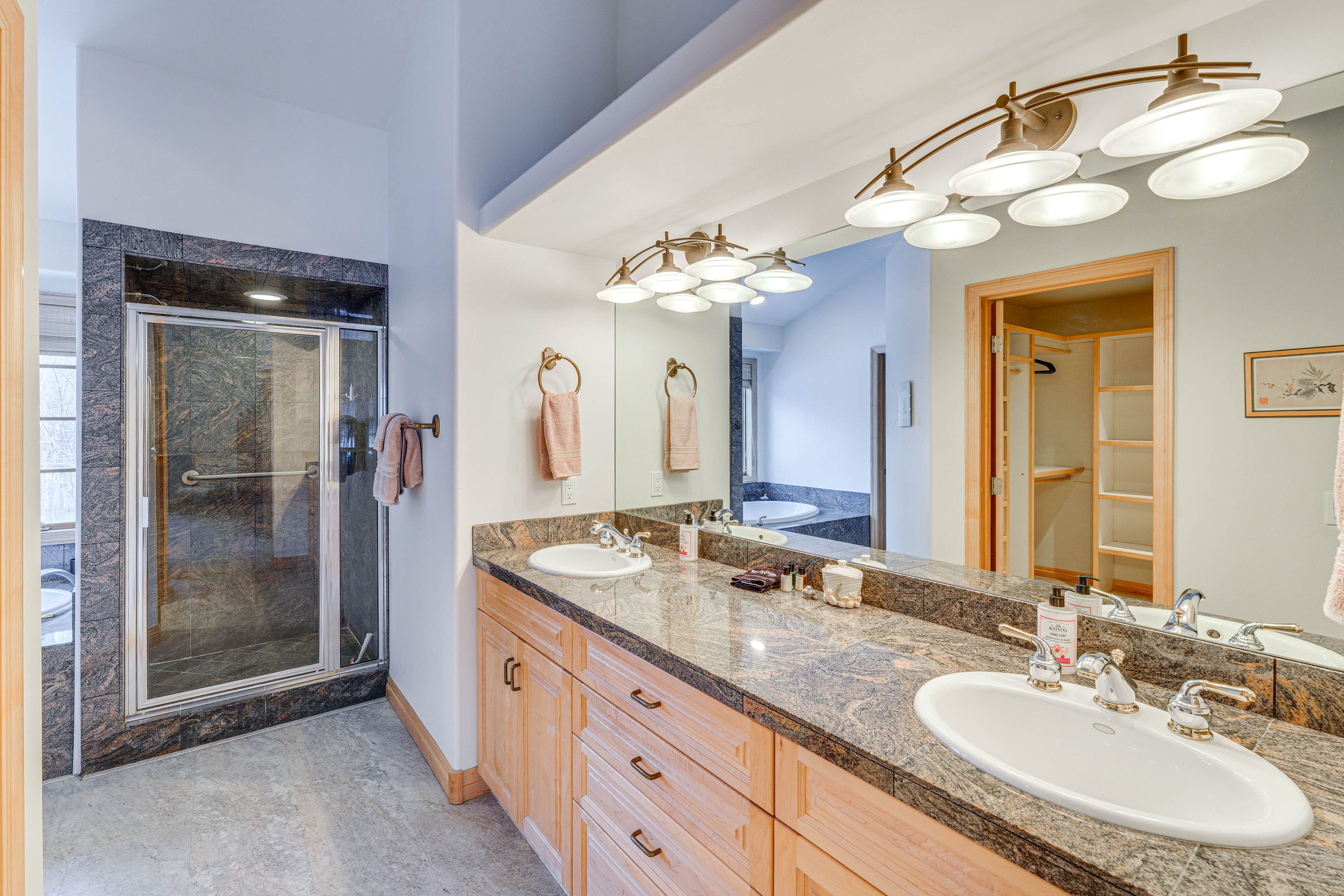 En-Suite Bathroom | Complimentary Toiletries | 1st Floor