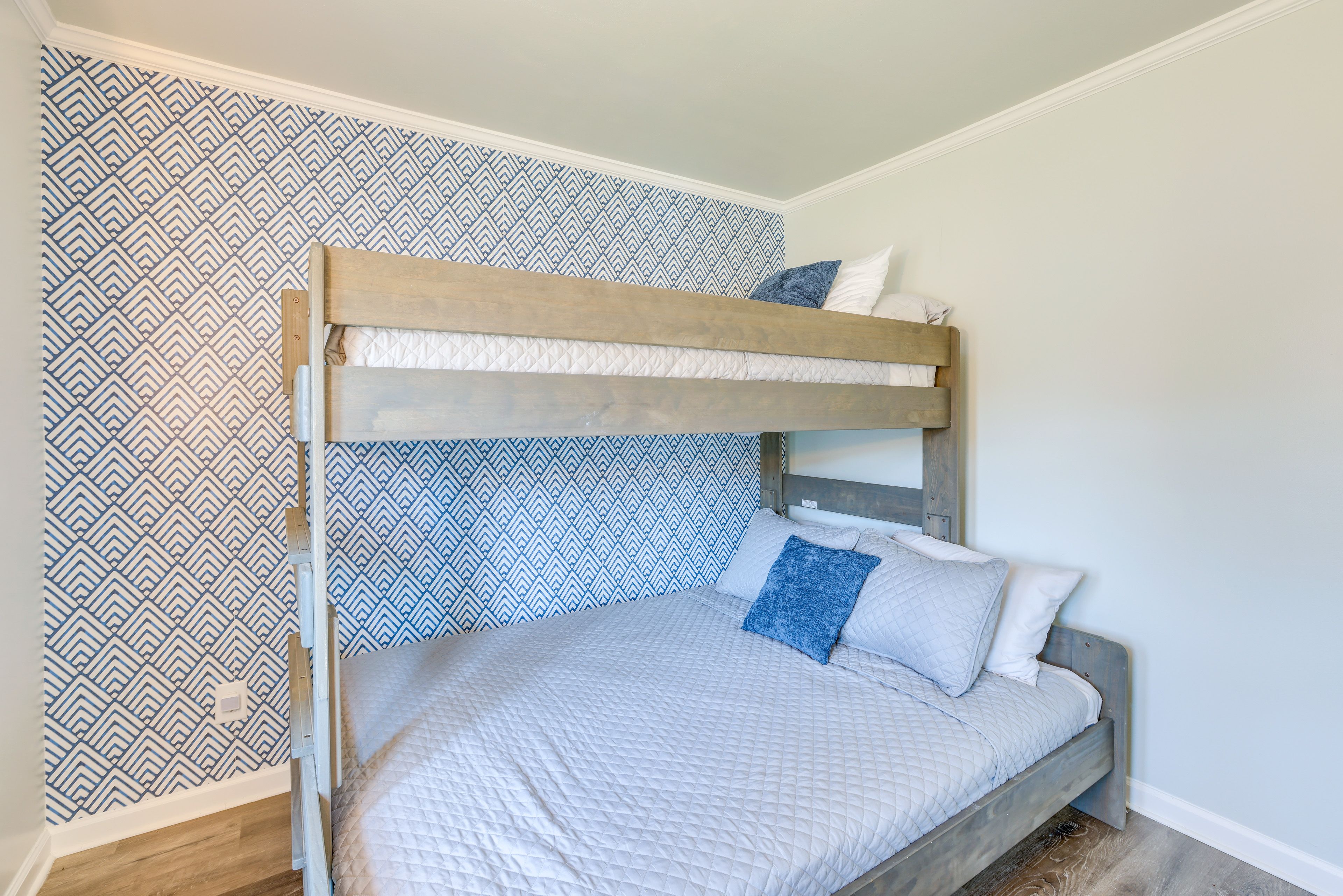Bedroom 2 | Twin XL/Queen Bunk Bed