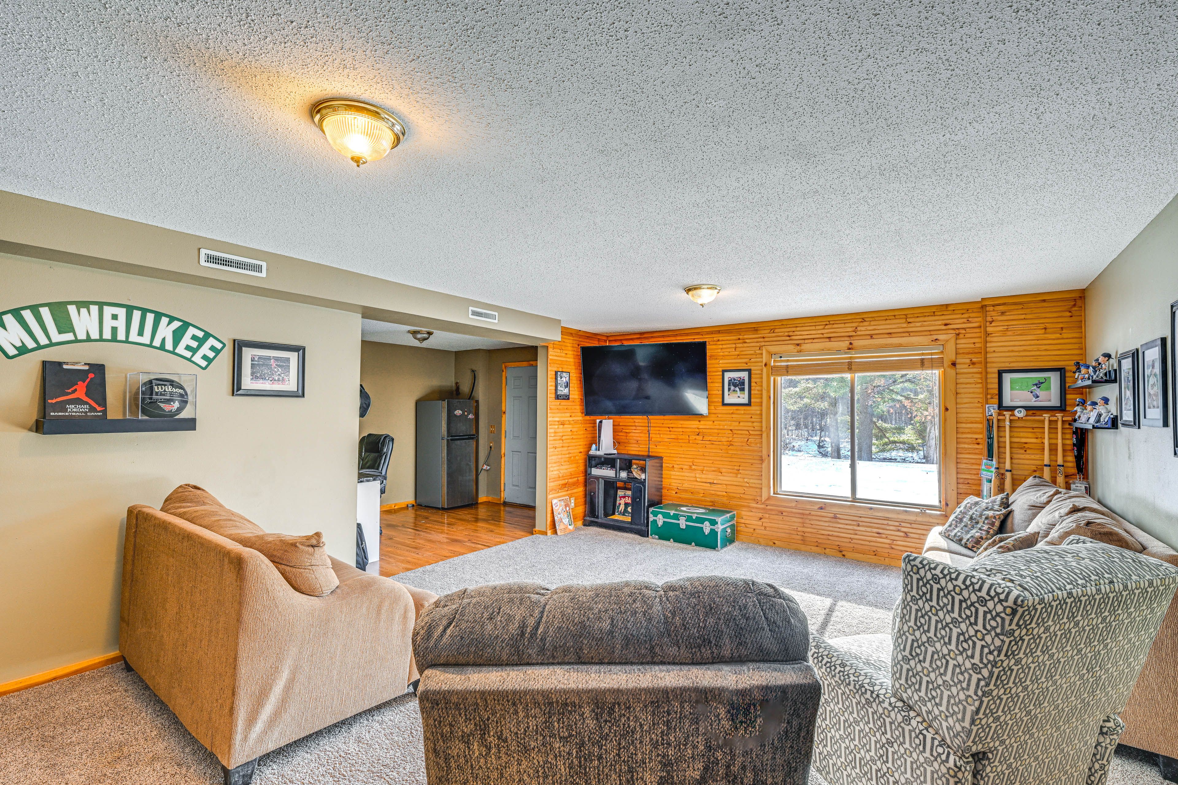 Family Room | Workstations | Board Games | Central Air Conditioning/Heat