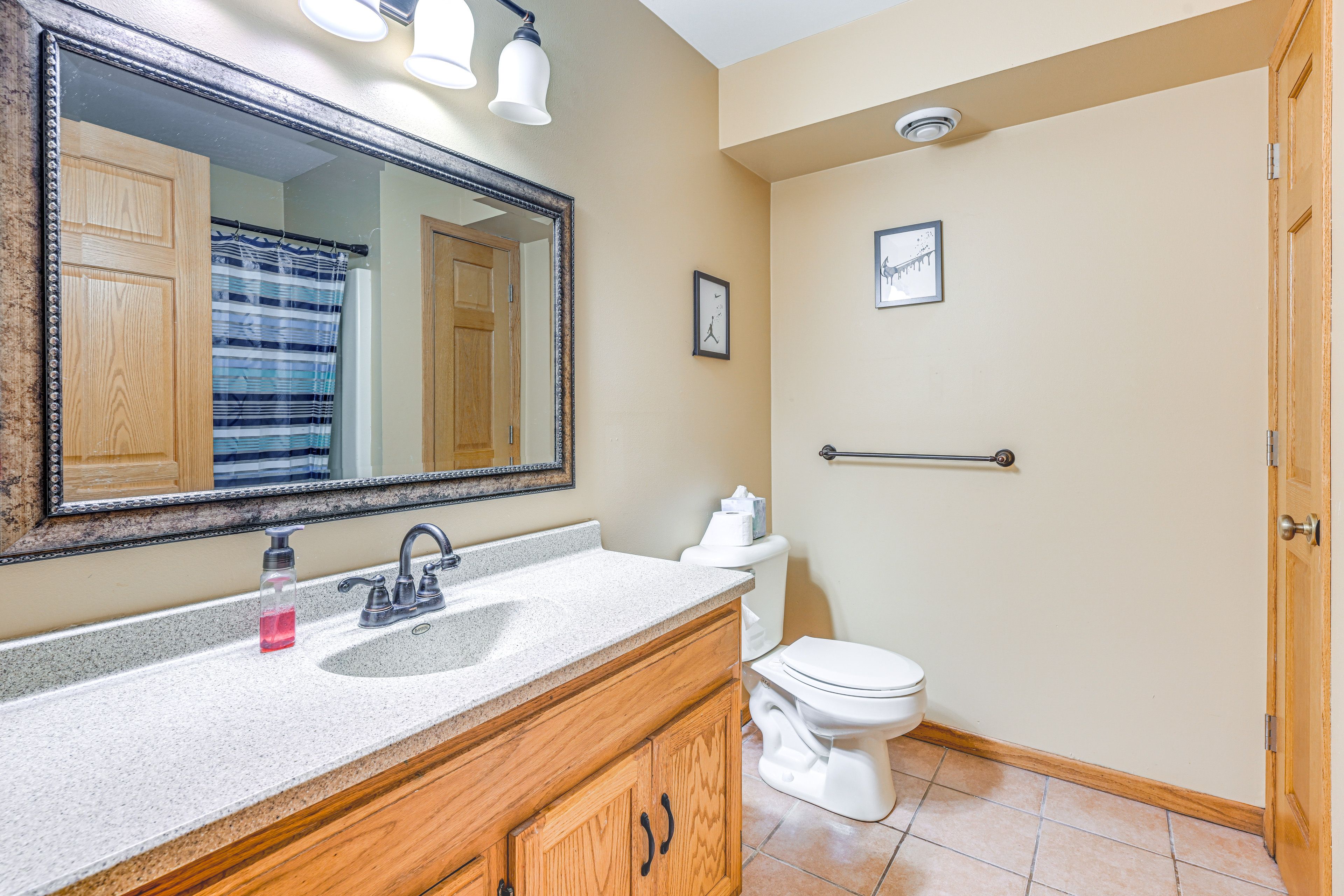Full Bathroom | Towels Provided | 1st Floor