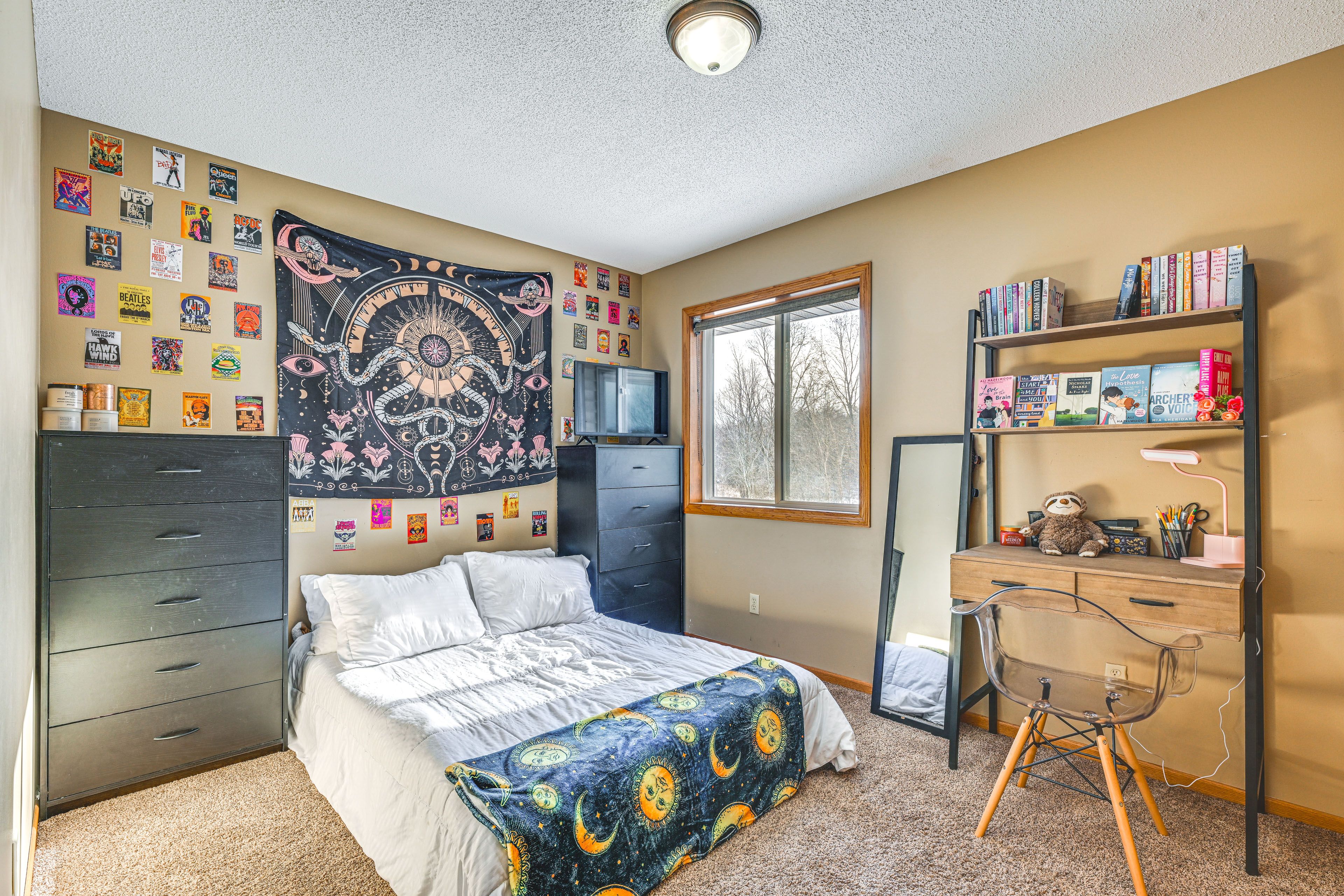 Bedroom 3 | Queen Bed | Books | 2nd Floor