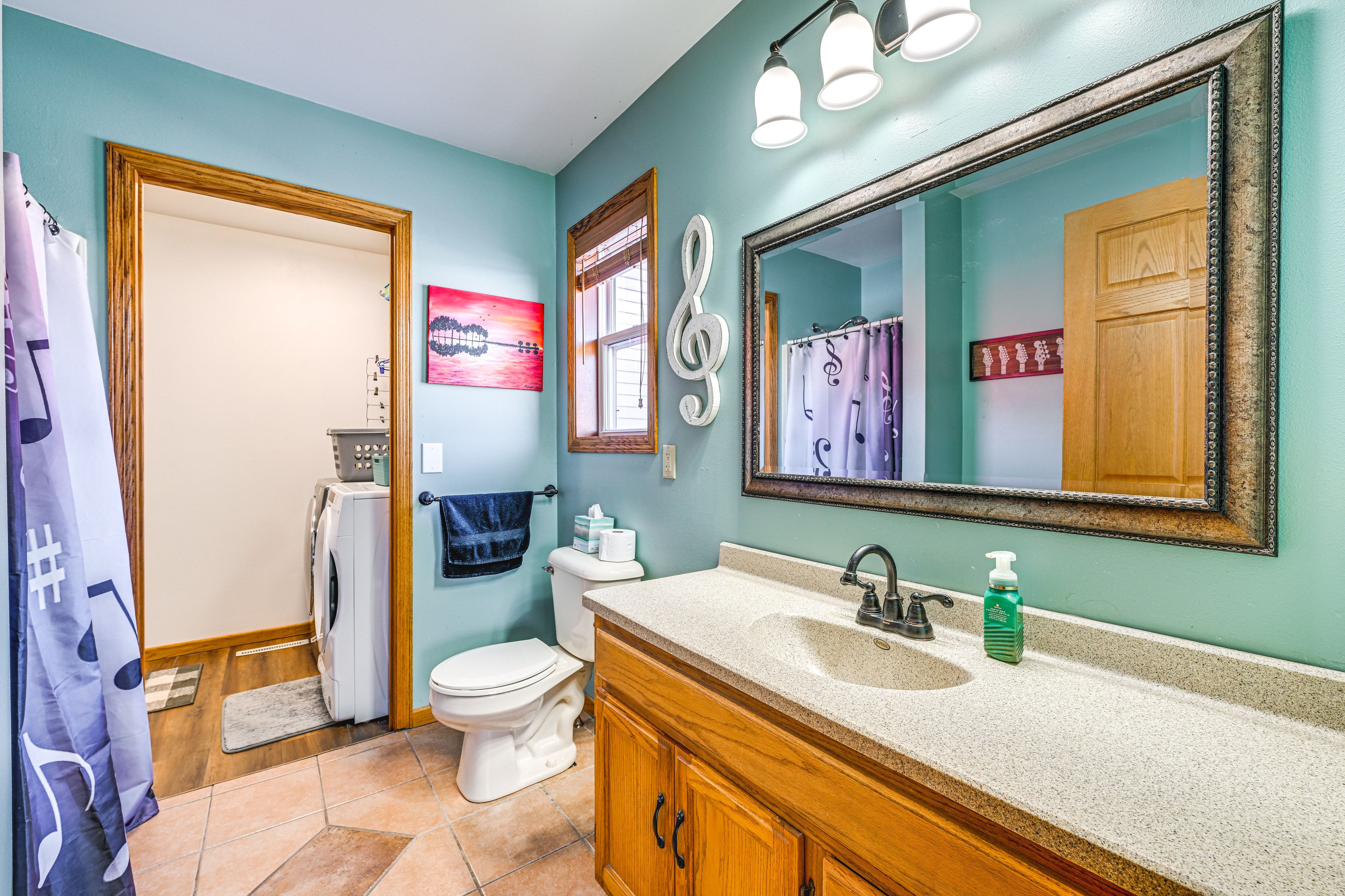 Full Bathroom | Complimentary Toiletries | 2nd Floor