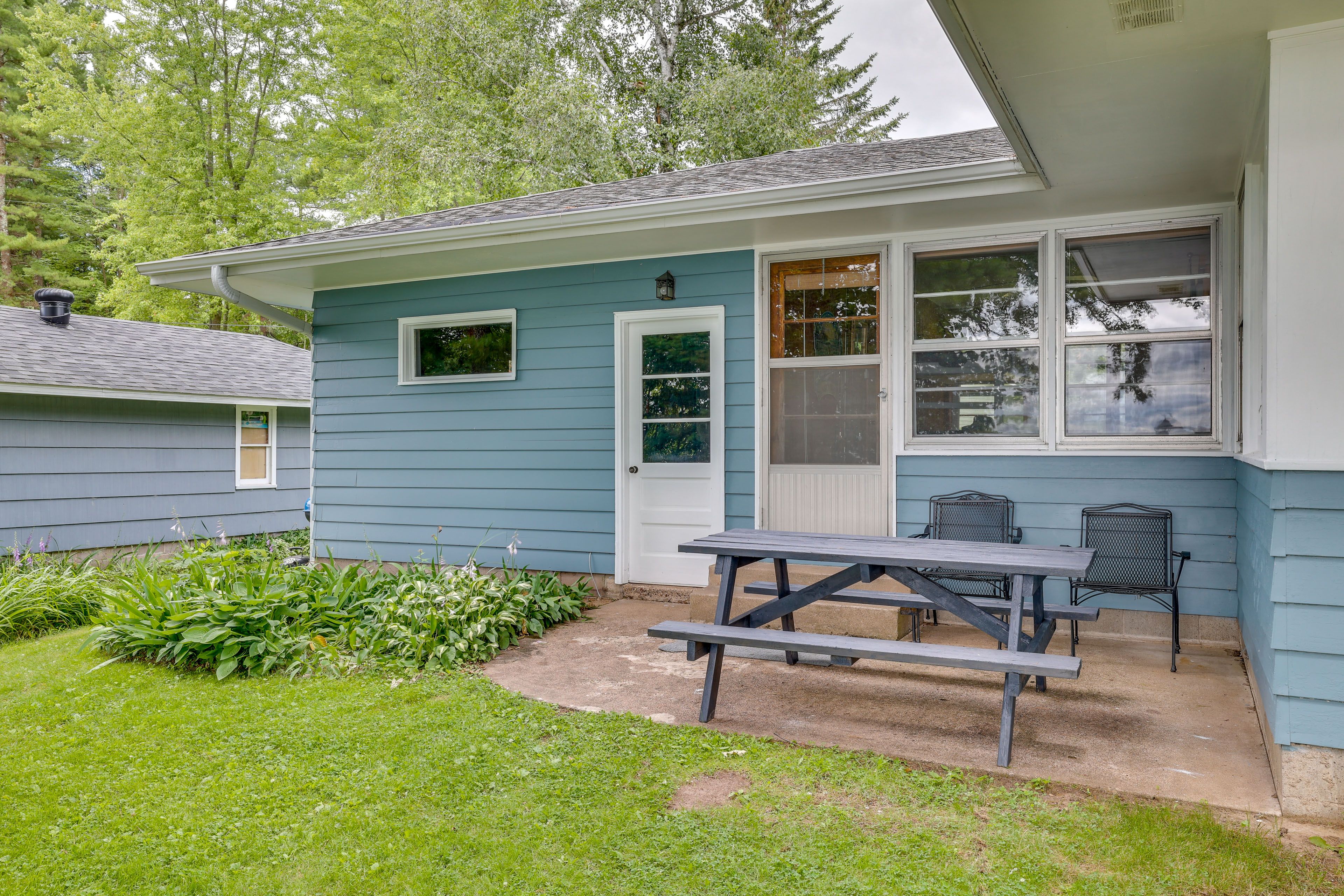 Backyard | Charcoal Grill | Picnic Area