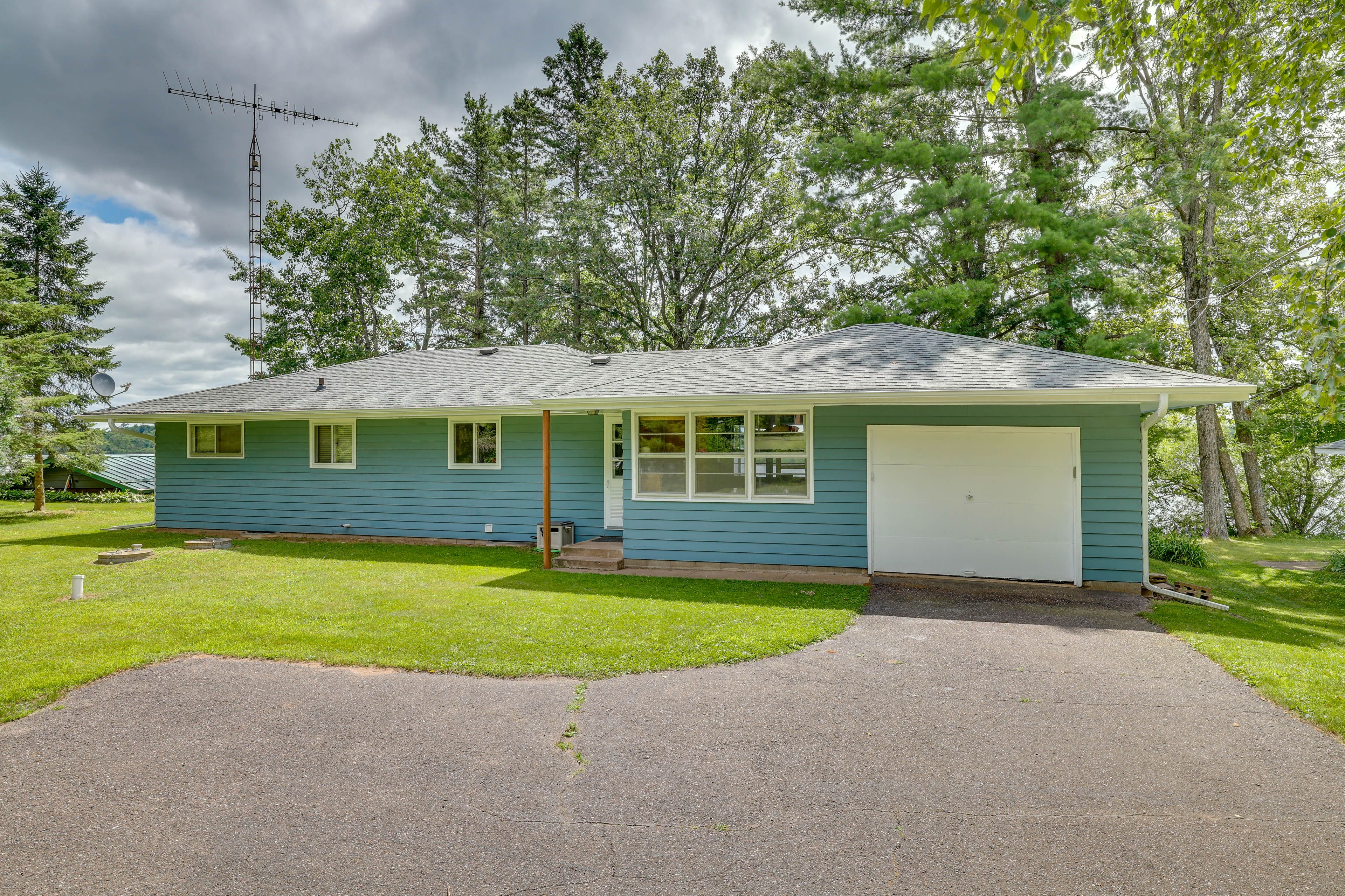 Exterior | Driveway (4 Vehicles)