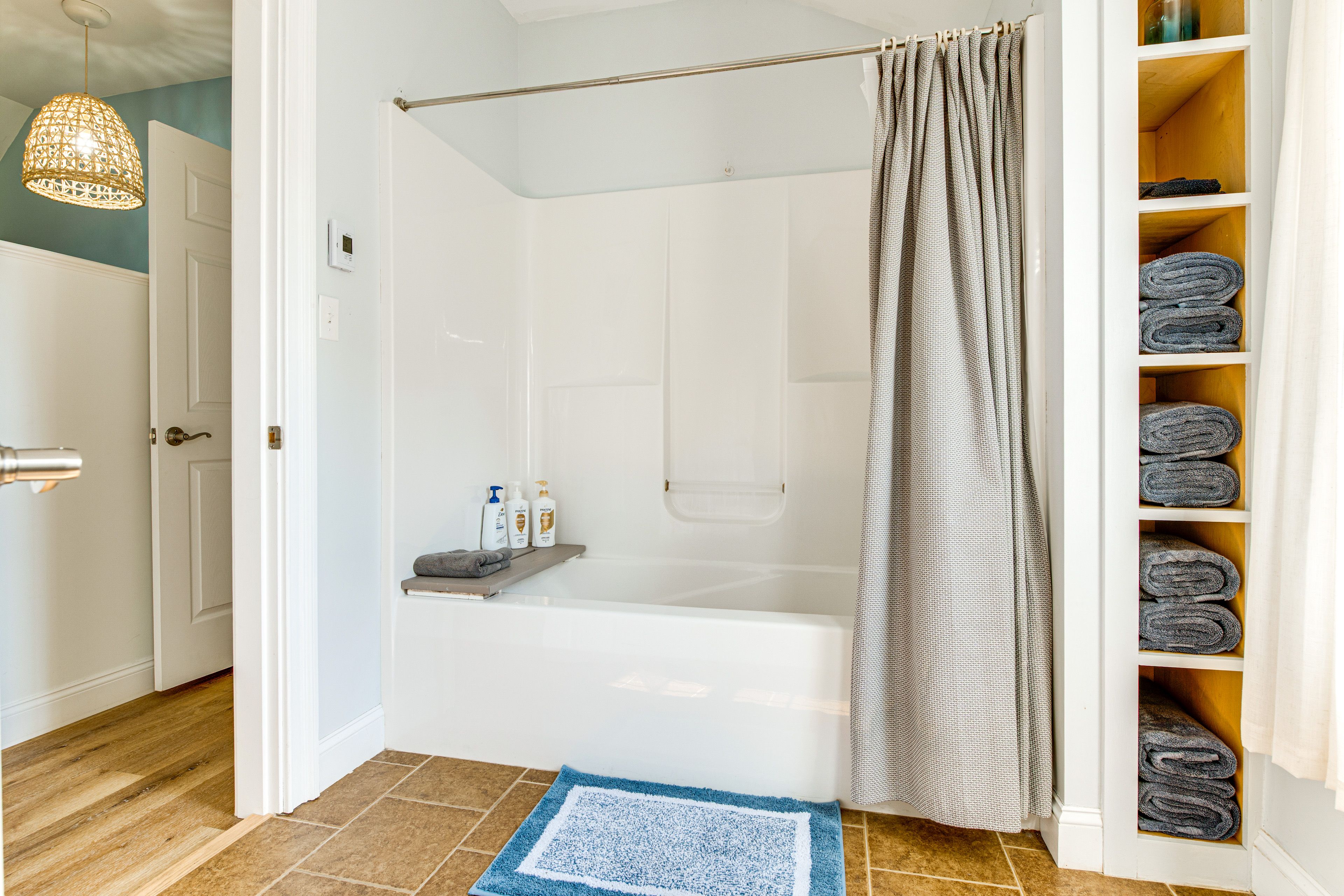 Full Bath | Complimentary Toiletries | 2nd Floor