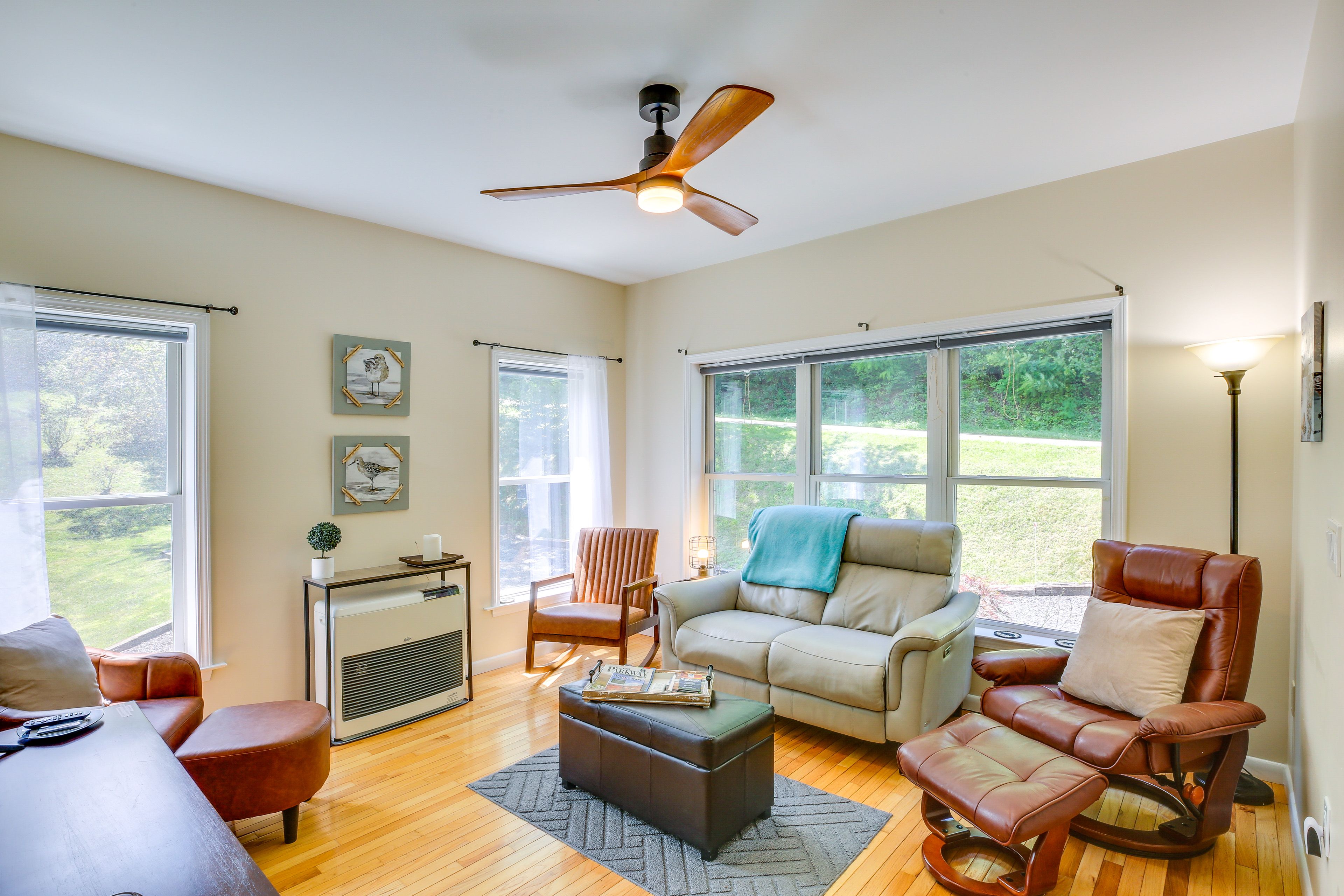 Living Room | 1st Floor | Smart TV | Free WiFi