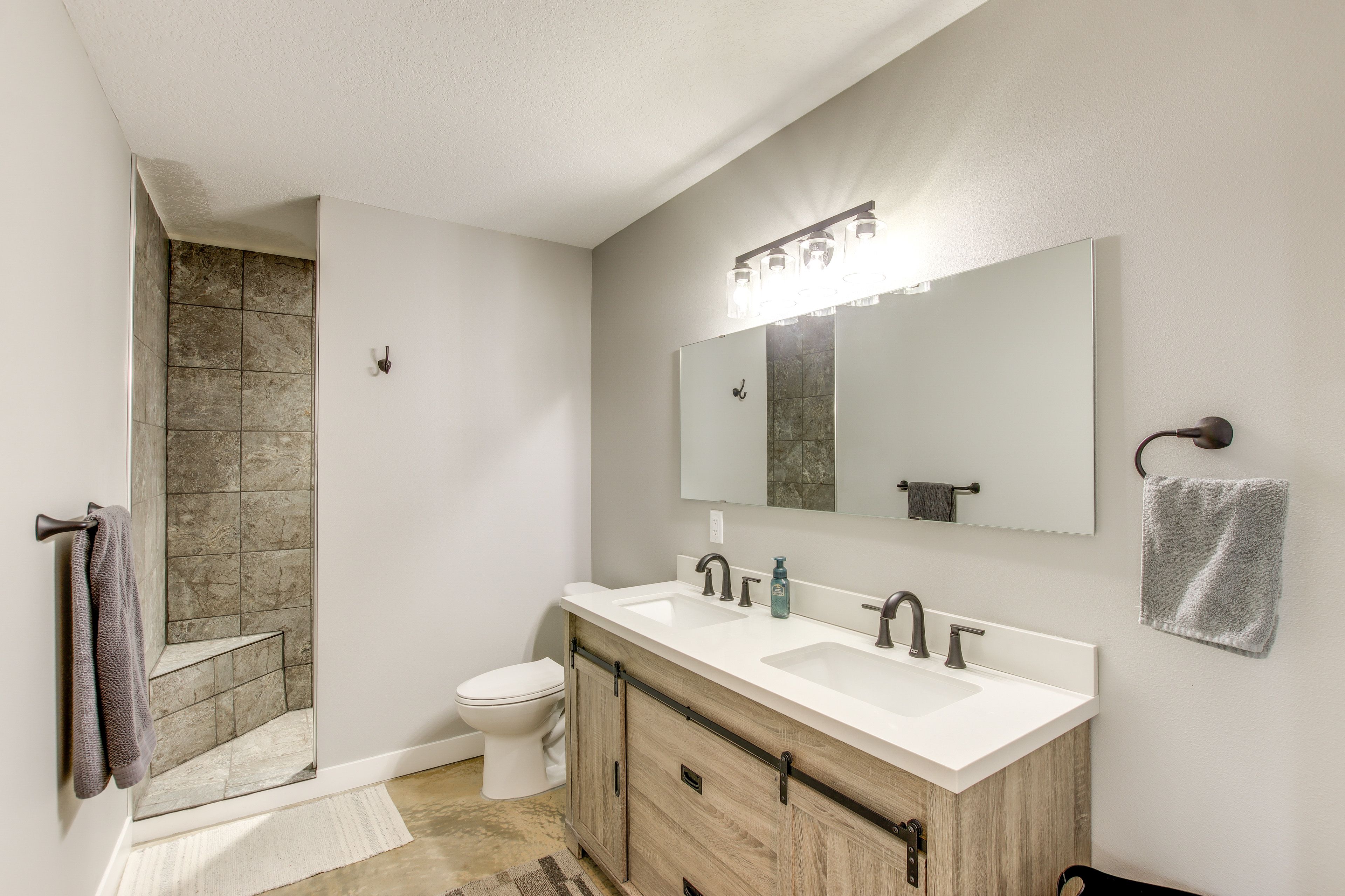 Full Bathroom | Complimentary Toiletries | Main Floor