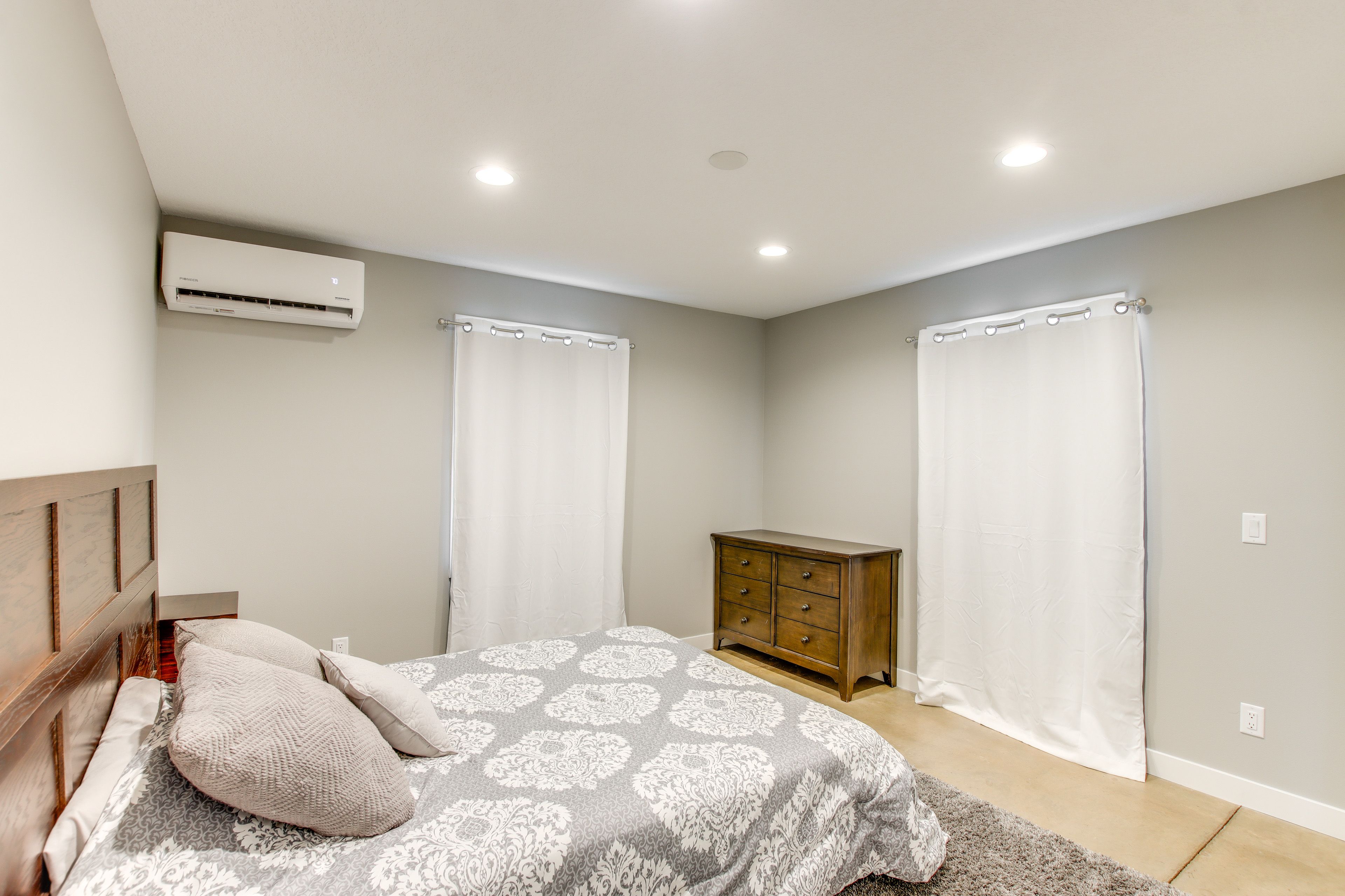 Bedroom 1 | Queen Bed | Main Floor