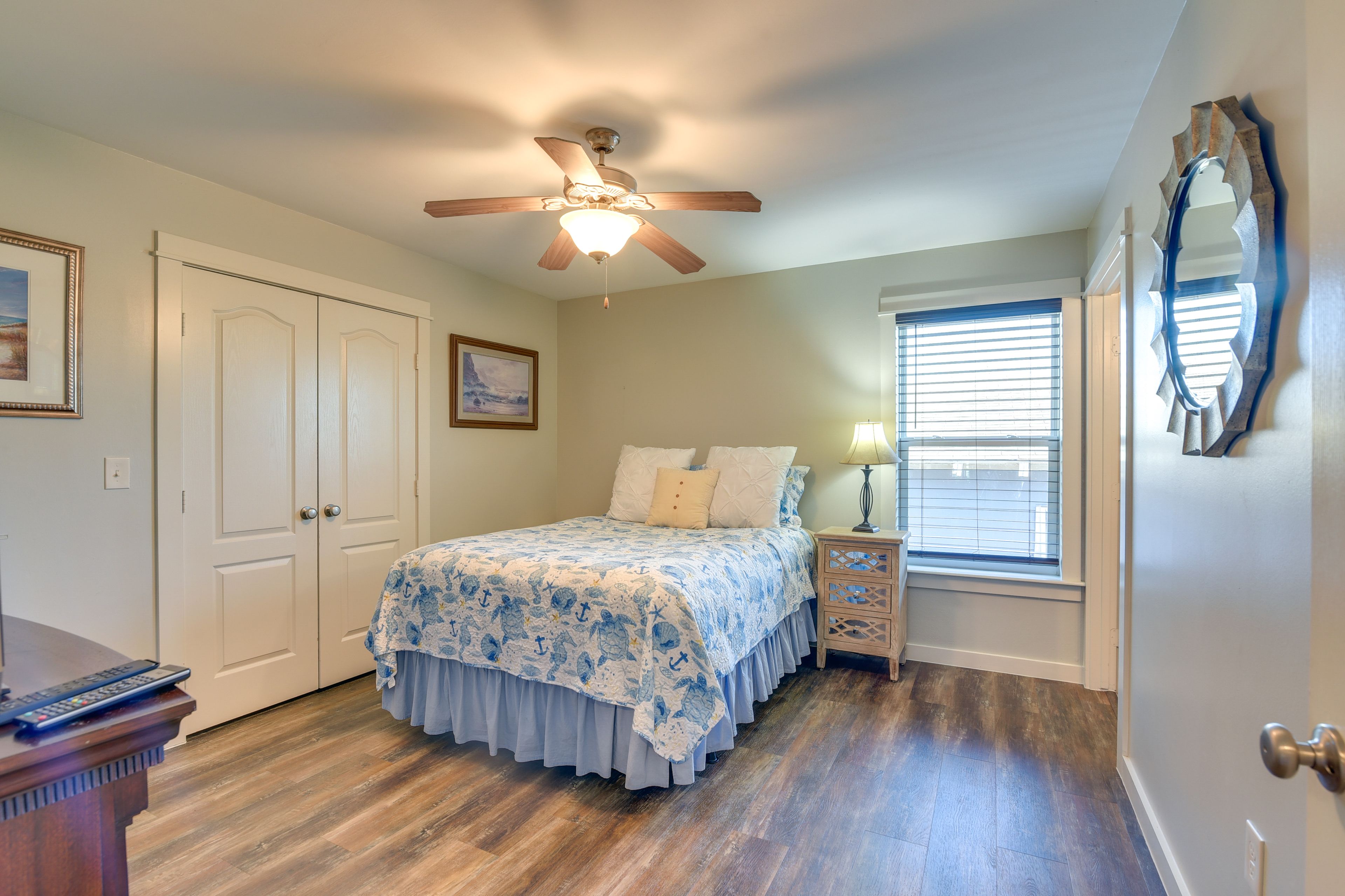 Bedroom 1 | Queen Bed