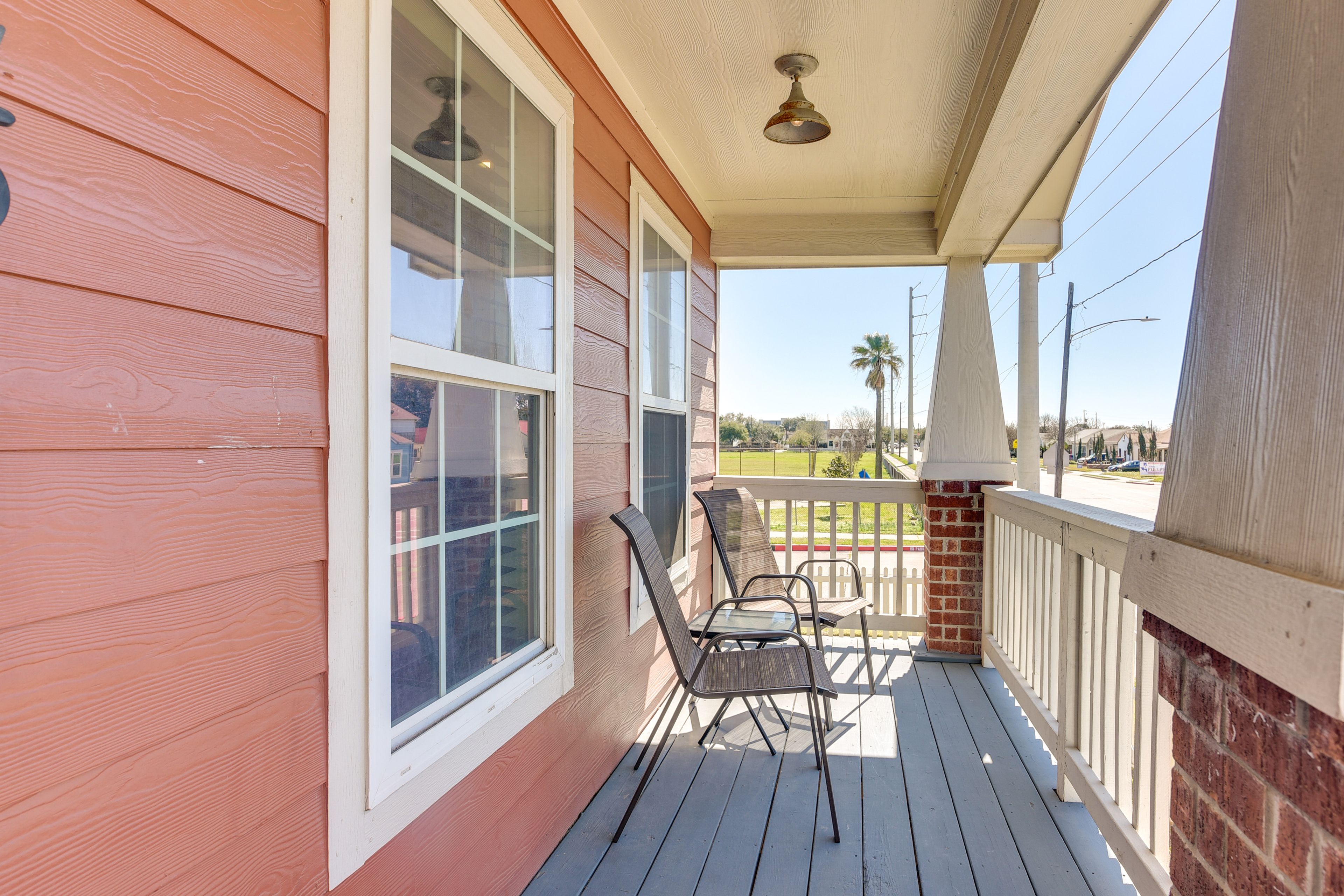 Porch w/ Seating