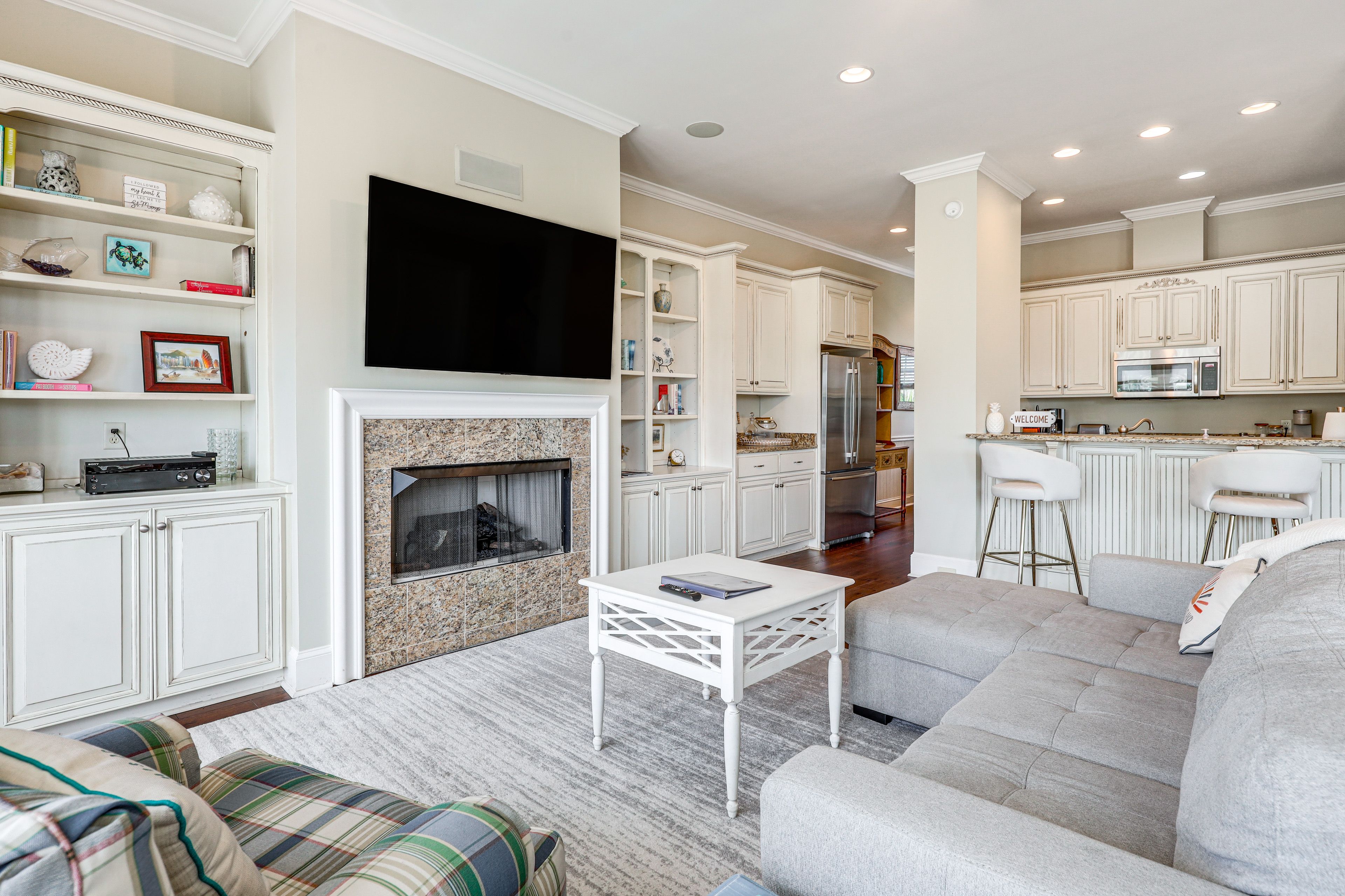 Living Room | Sleeper Sofa | Smart TV | Fireplace | 2nd Floor