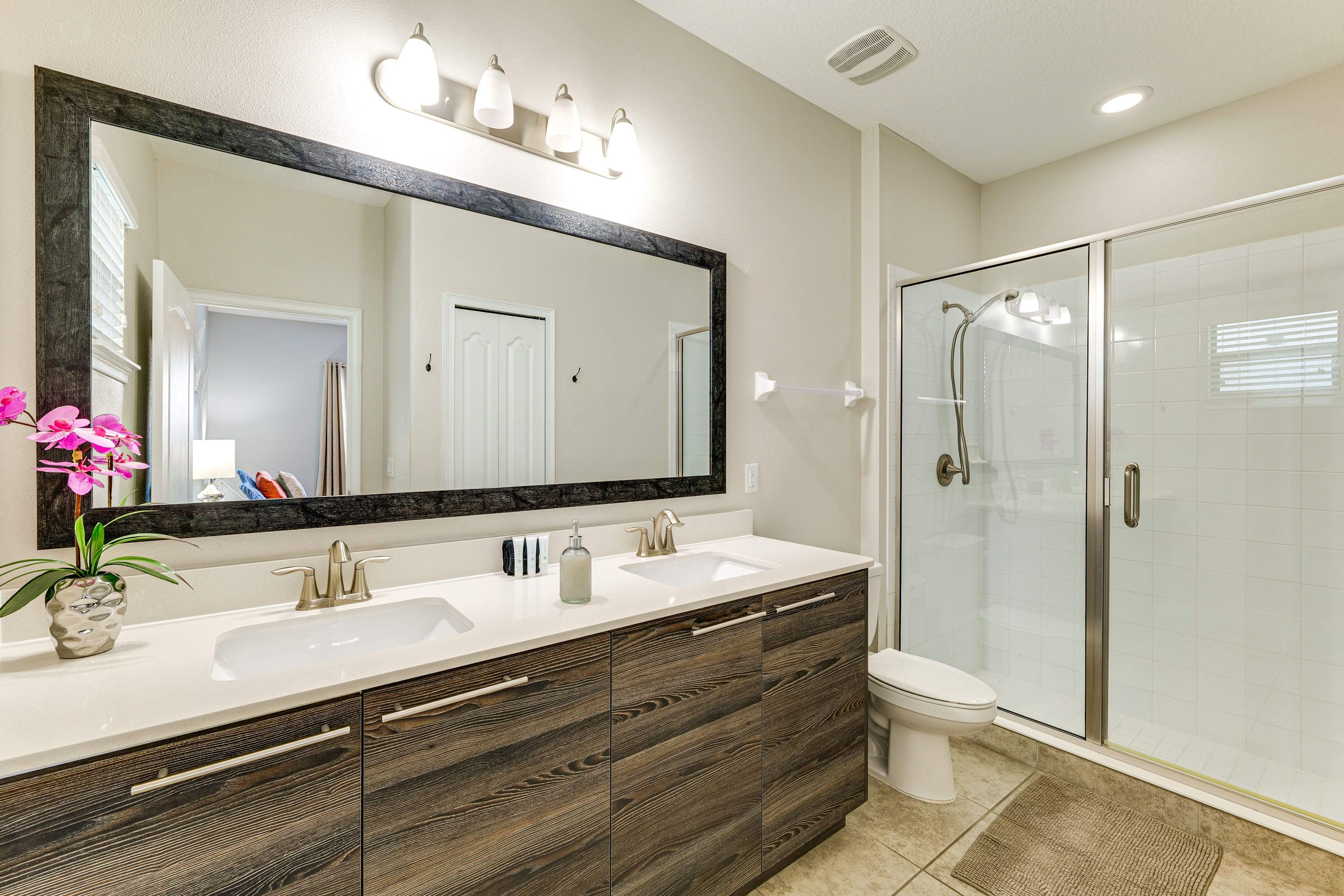 Full Bathroom | 1st Floor | Towels Provided | Complimentary Toiletries