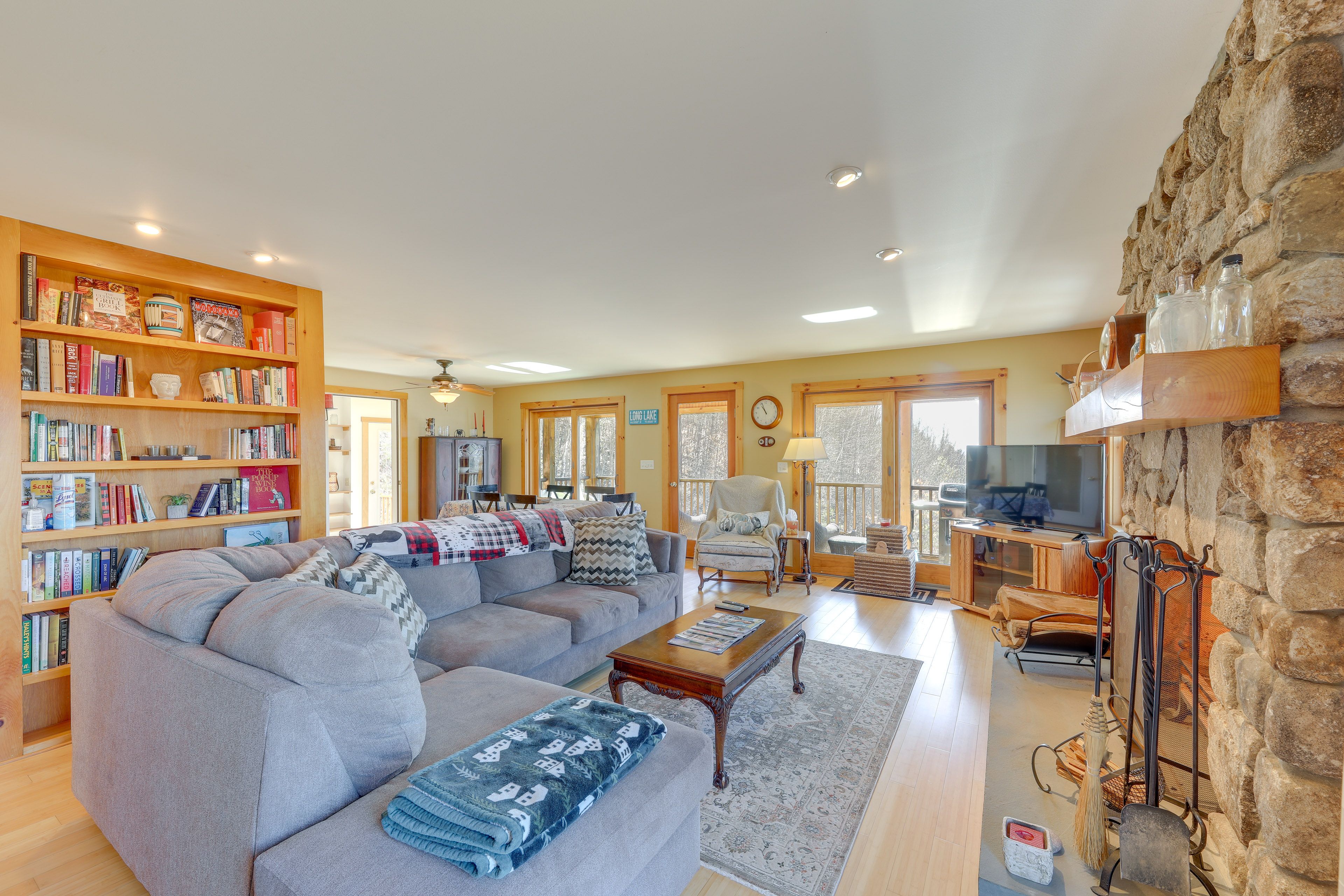 Living Room | 1st Floor | Smart TV | Board Games | Fireplace (Wood Provided)