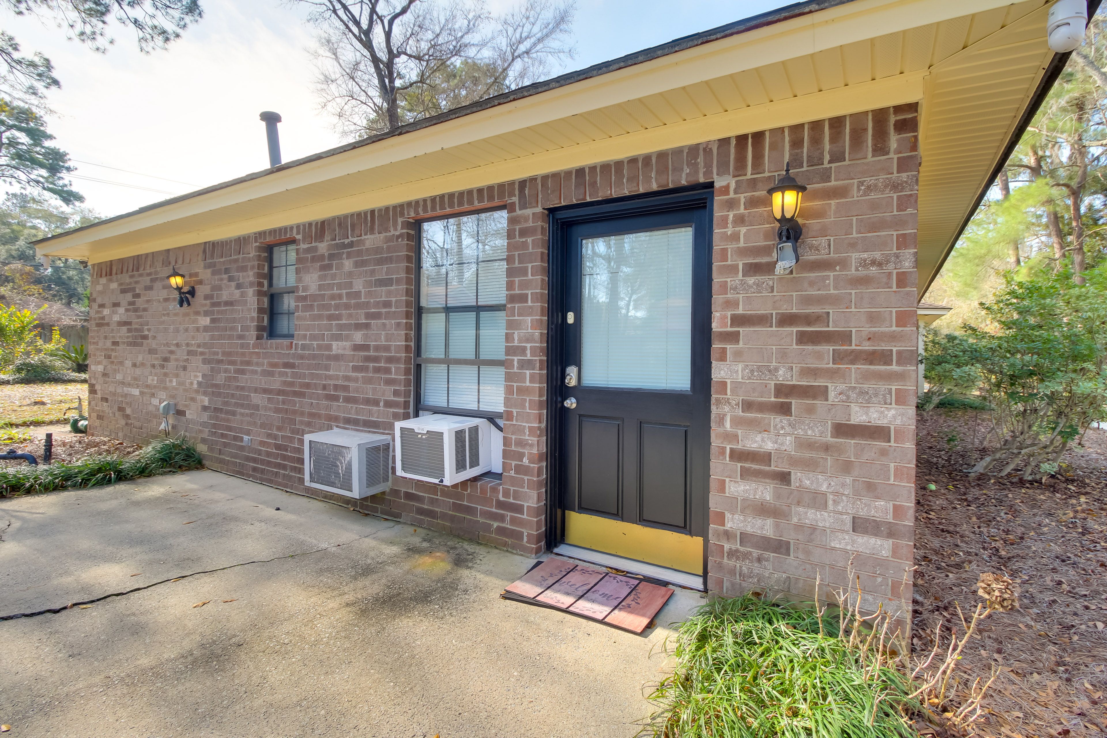 Exterior | Driveway Parking (1 Vehicle) | RV Parking