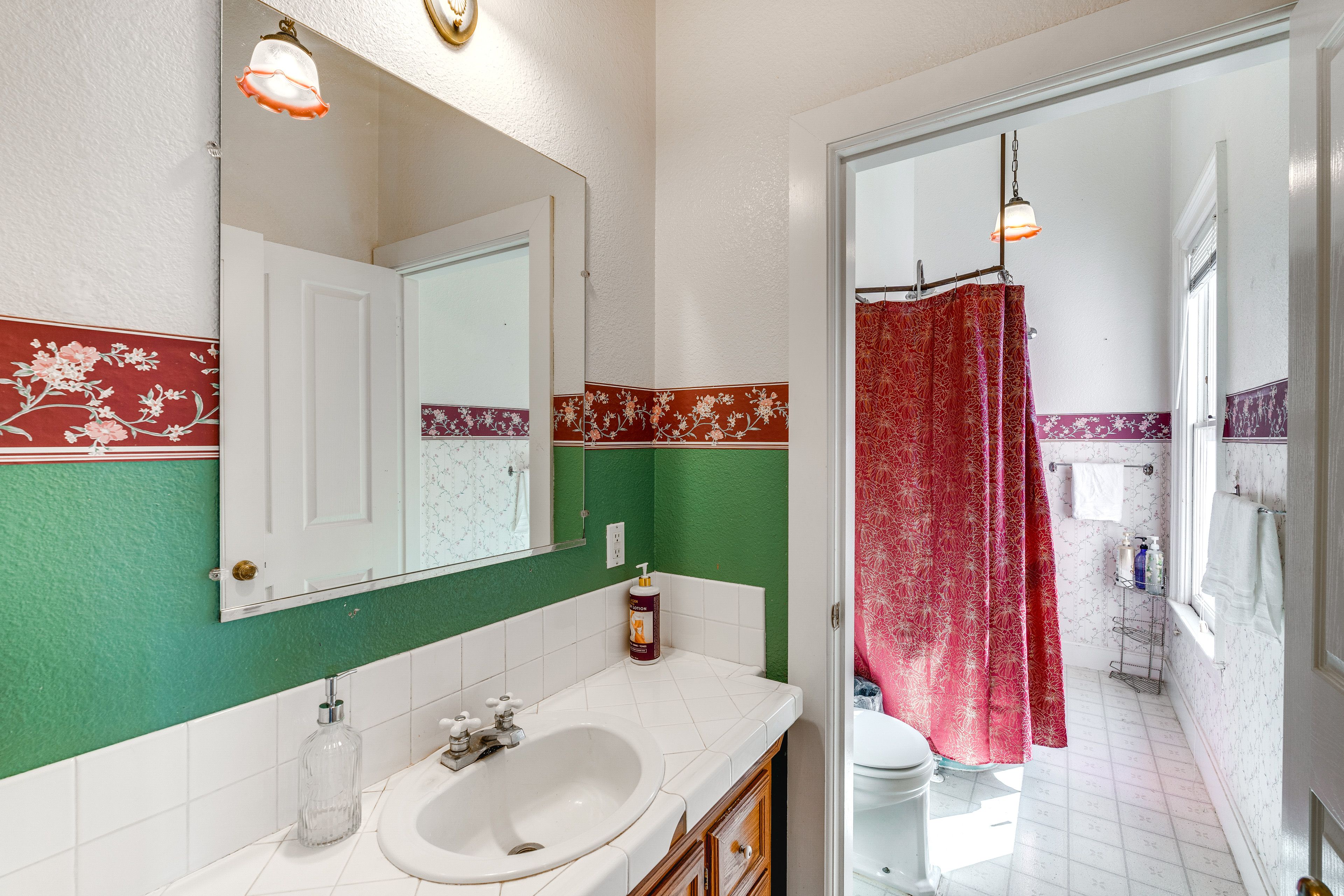Full Bathroom | 2nd Floor | Towels Provided