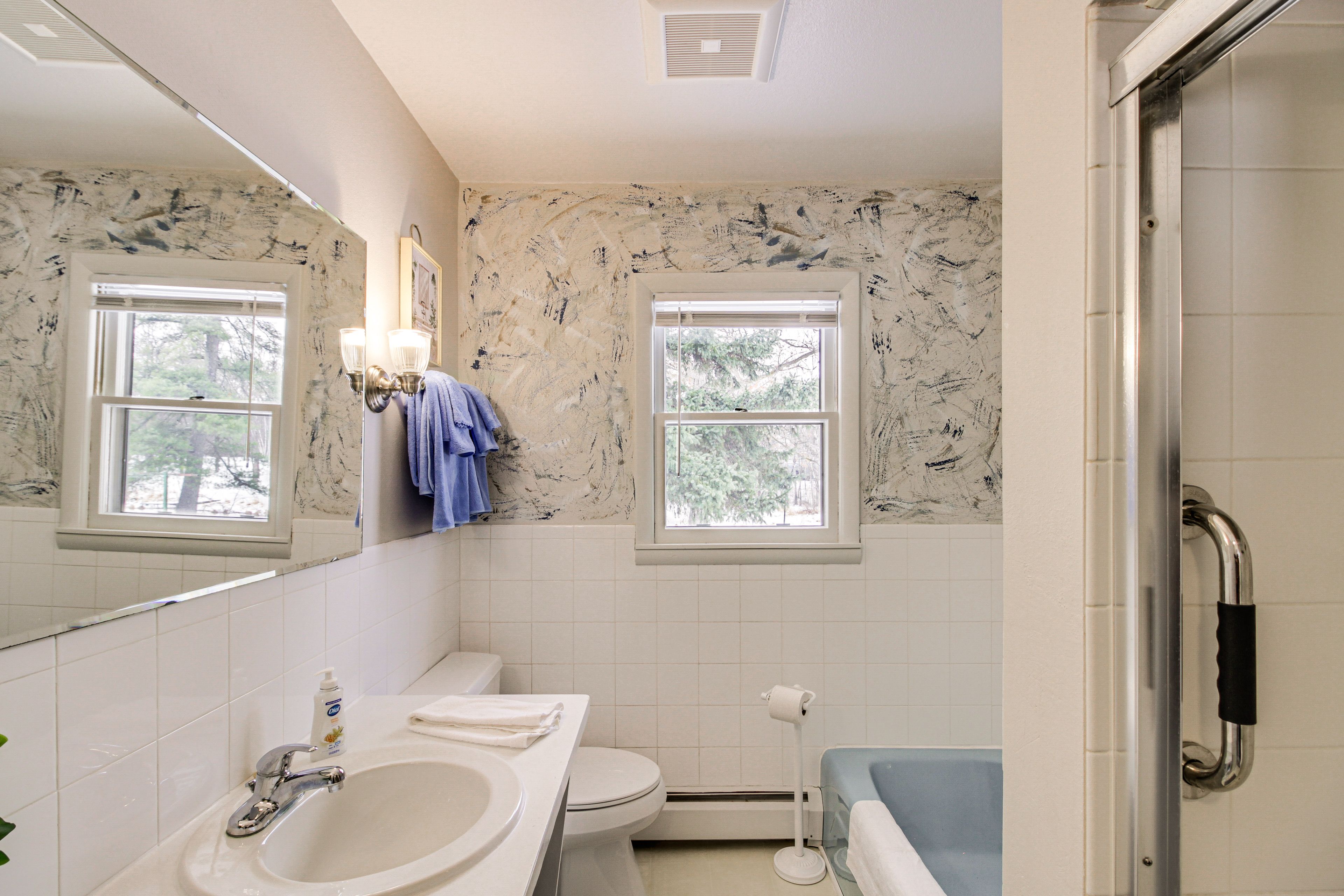 Full Bathroom | Complimentary Toiletries