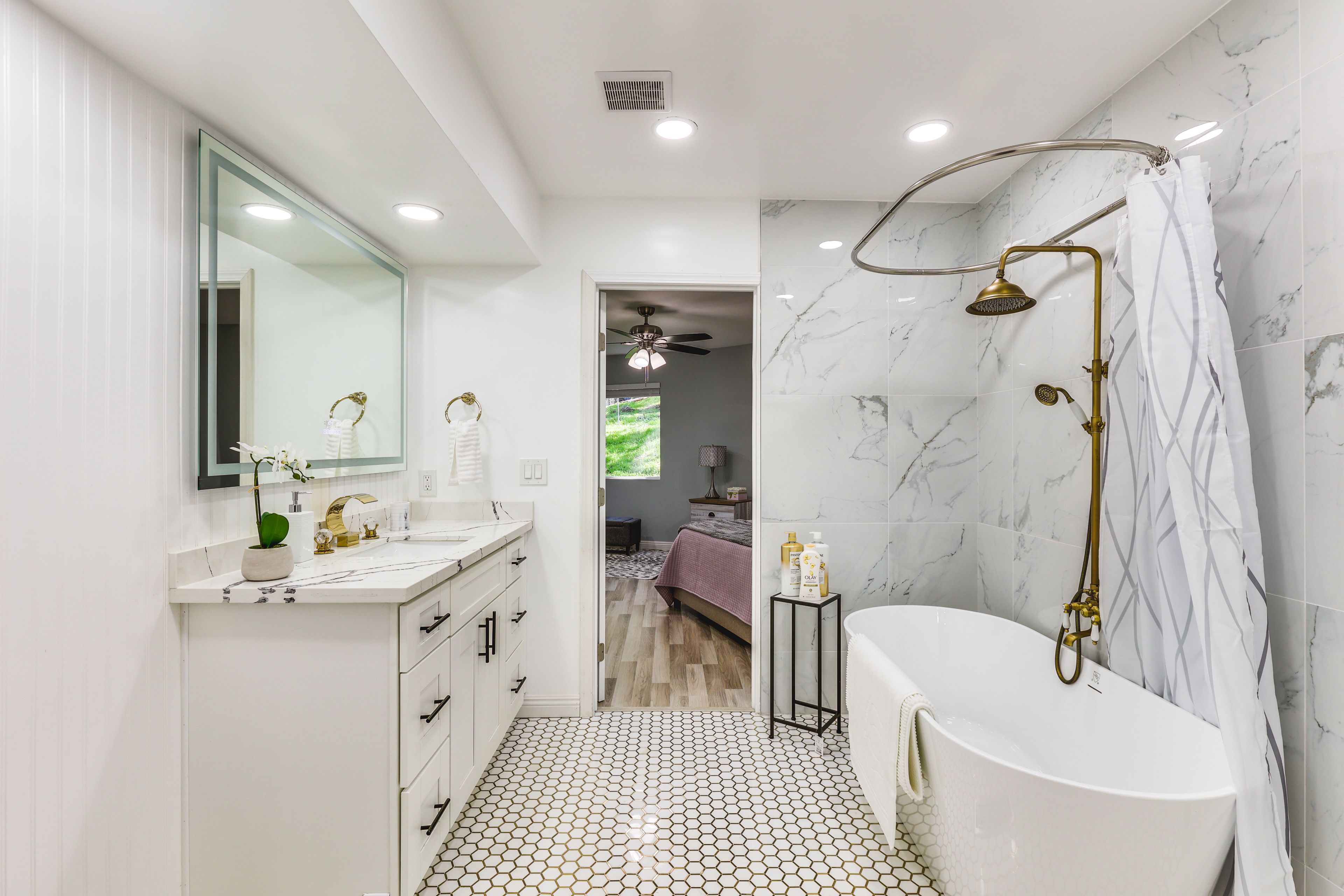 Jack-and-Jill Bathroom | 1st Floor | Towels Provided