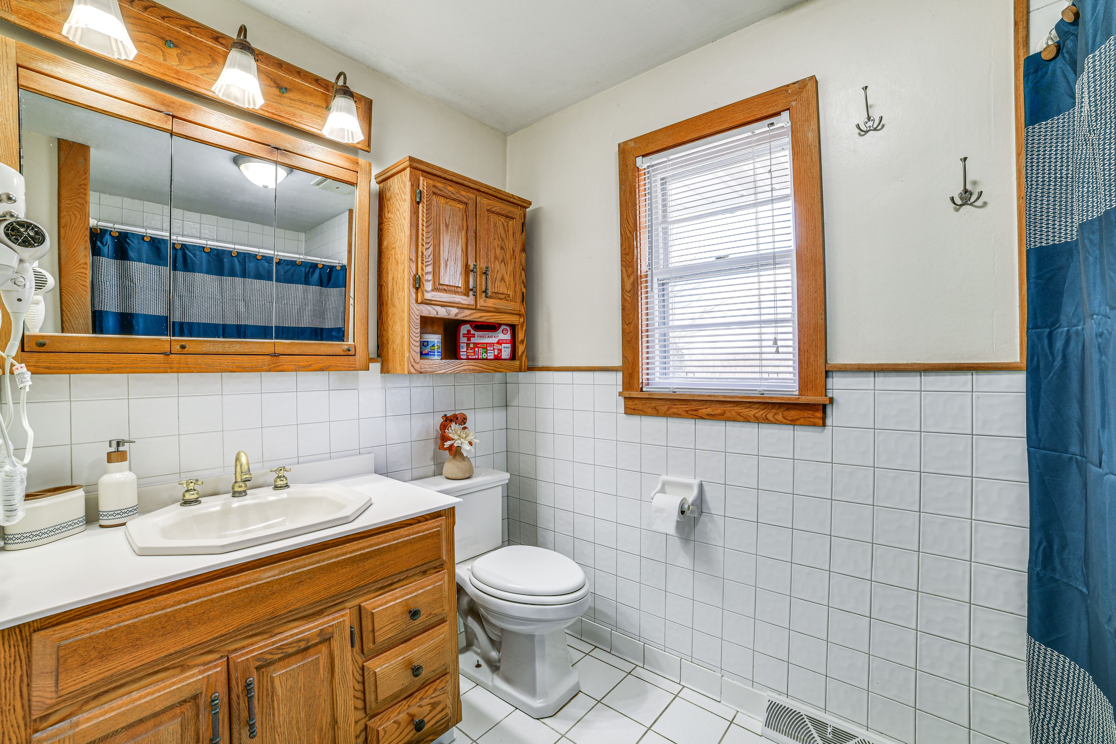 Full Bathroom | Complimentary Toiletries | Towels Provided | 2nd Floor