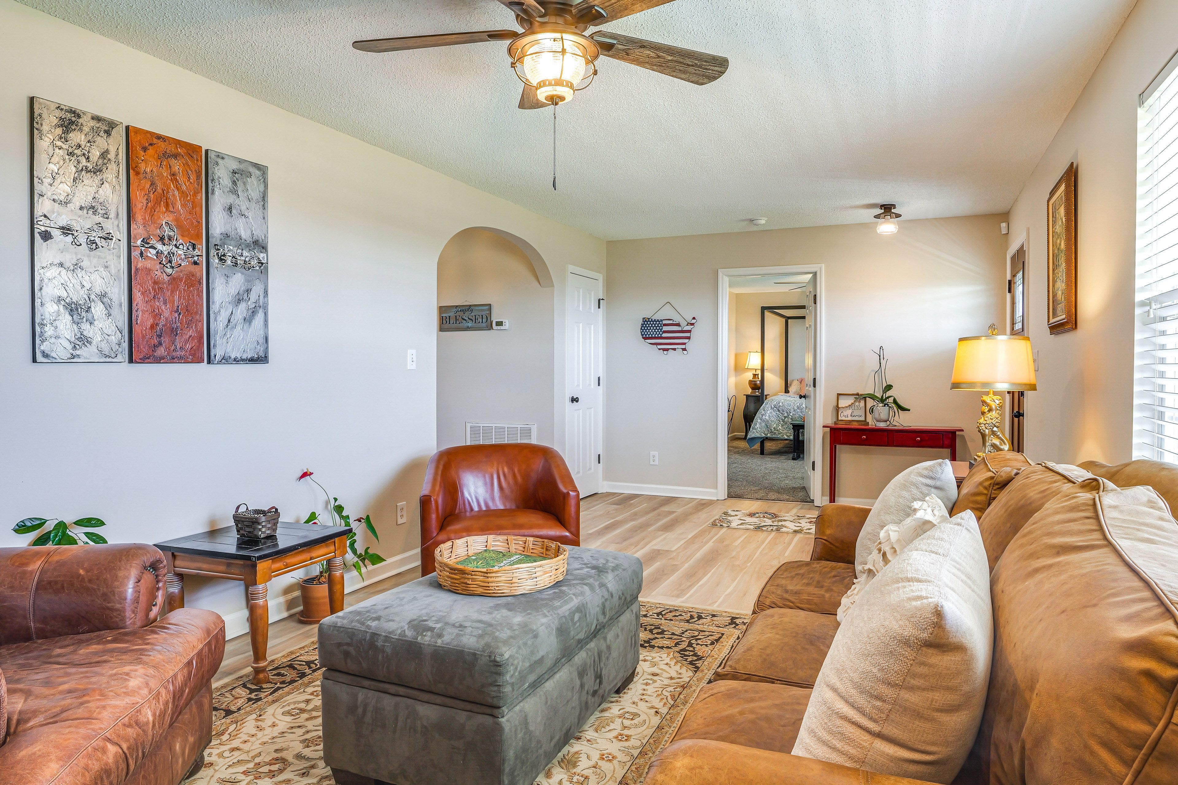 Living Room | Free WiFi | Central Heating & A/C | Smart TV | 1st Floor