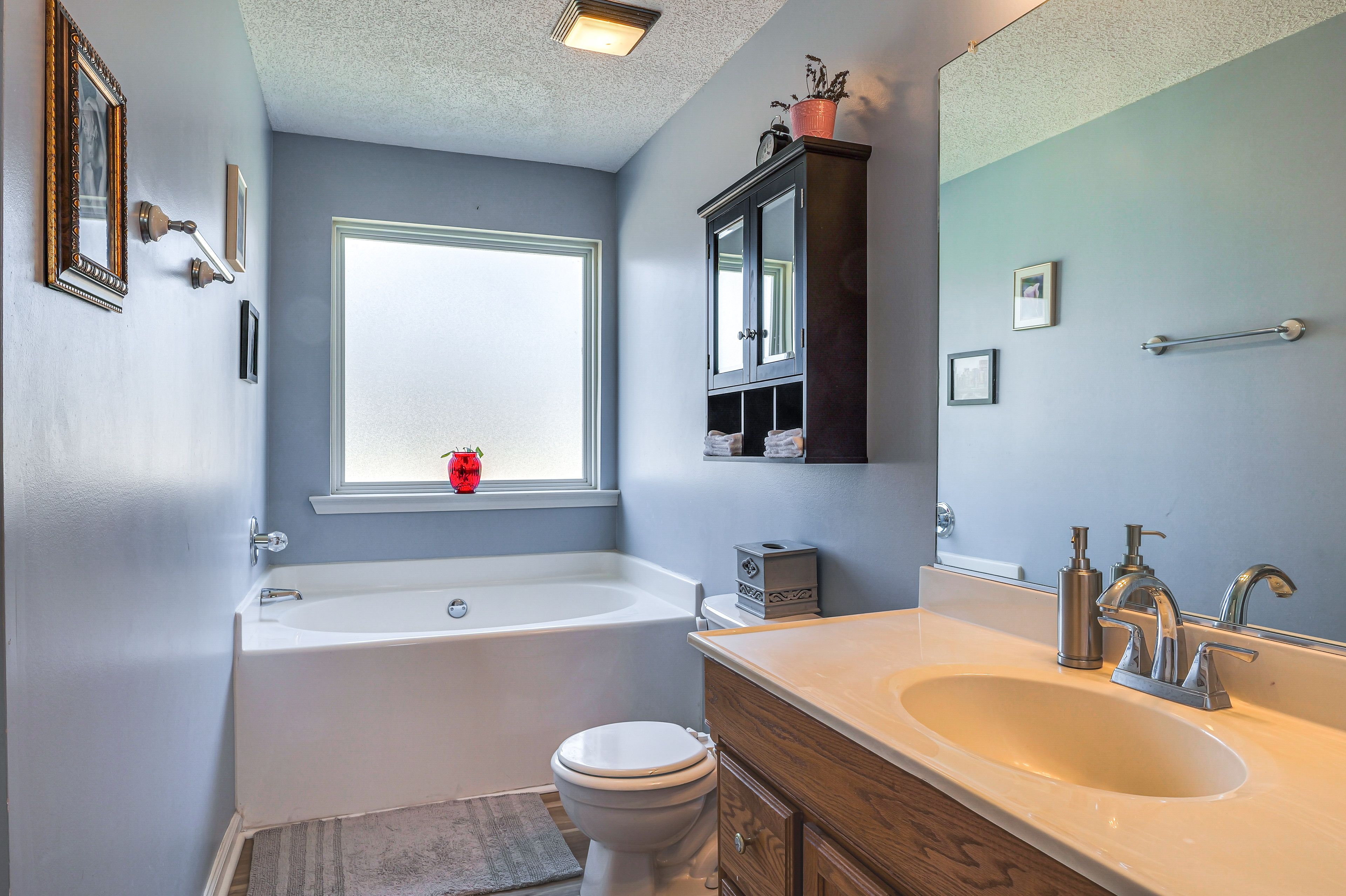 Bathroom | Complimentary Toiletries | Towels Provided | 1st Floor