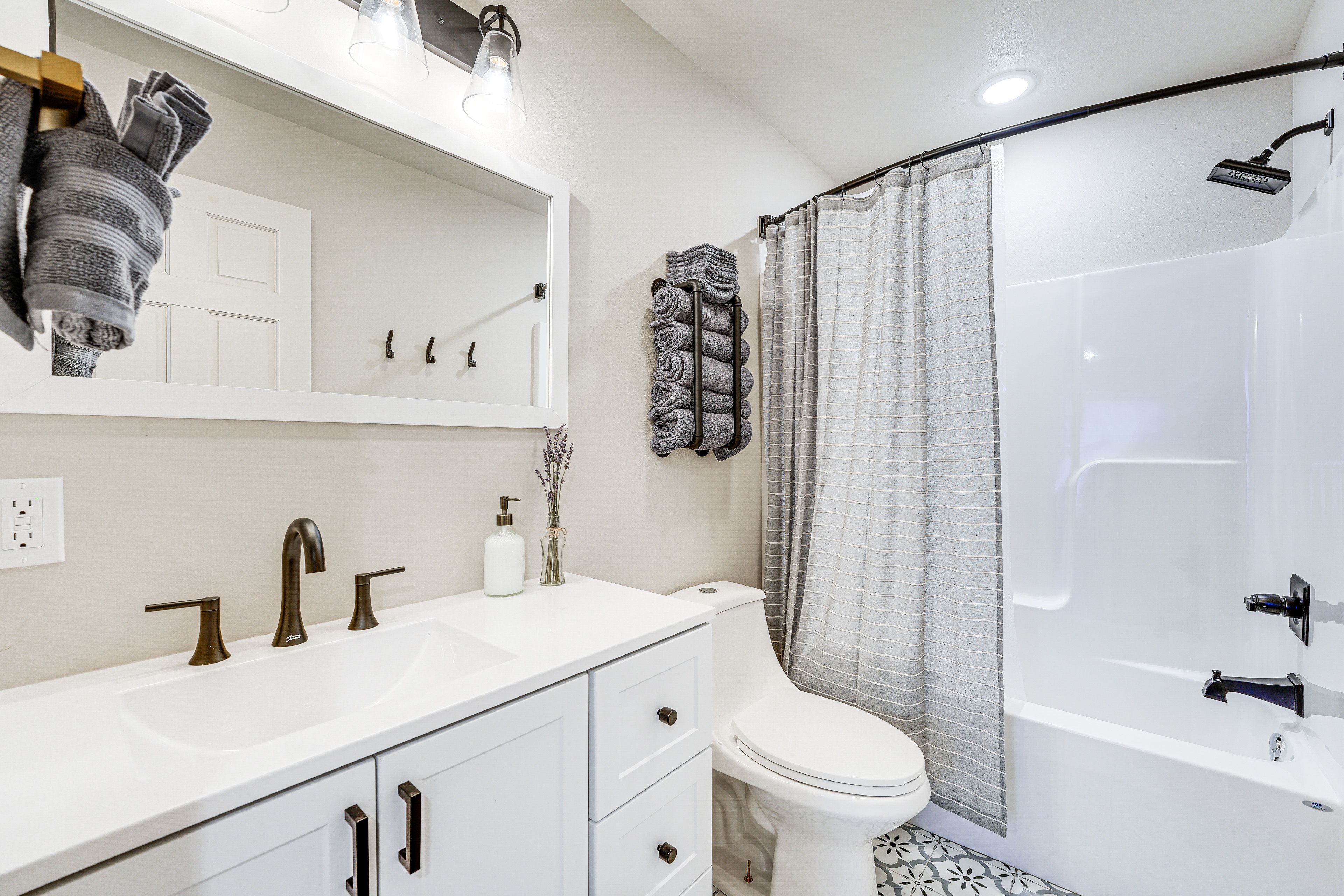 Full Bath | Complimentary Toiletries | 2nd Floor