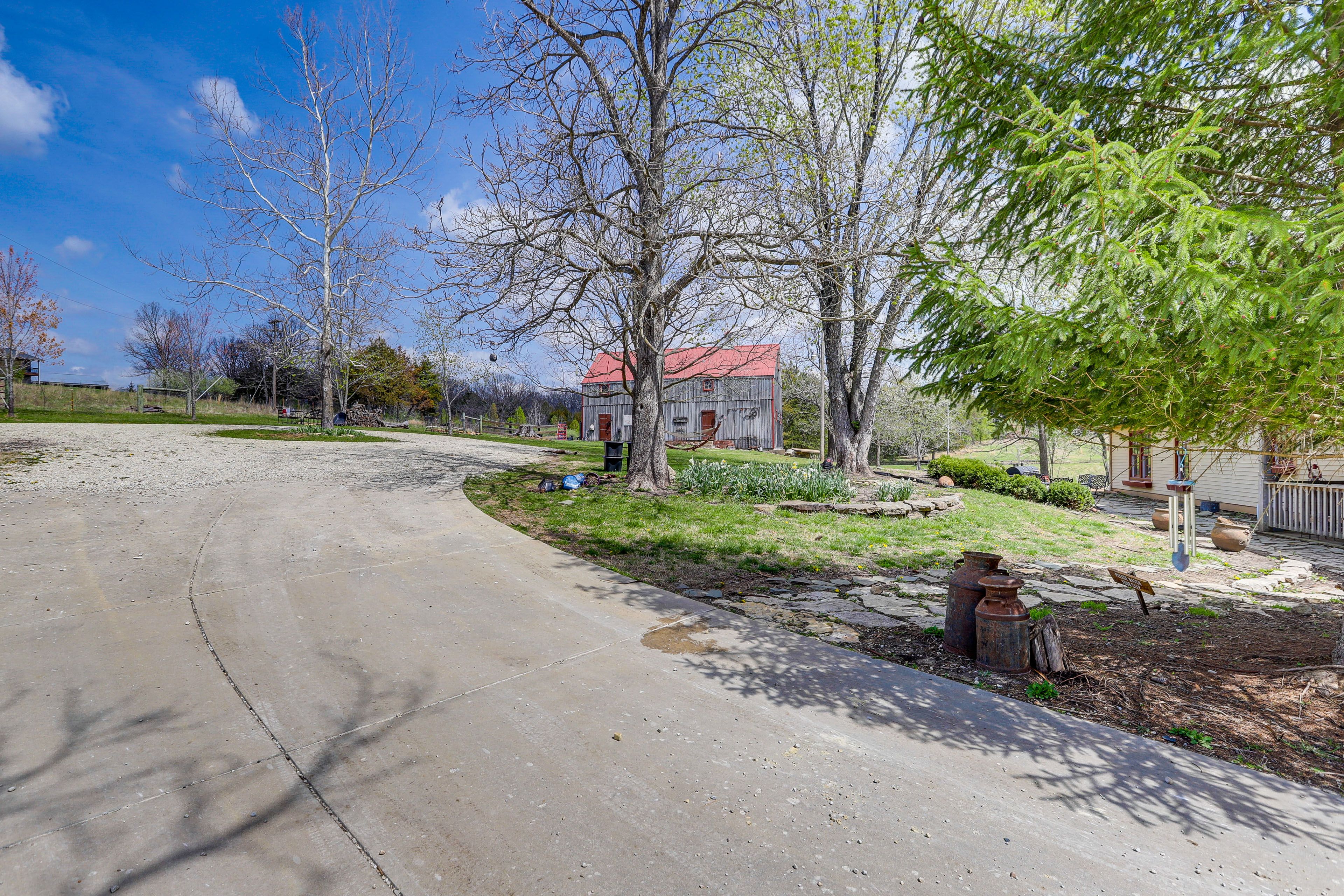 Parking | Driveway (8 Vehicles) | RV/Trailer Parking