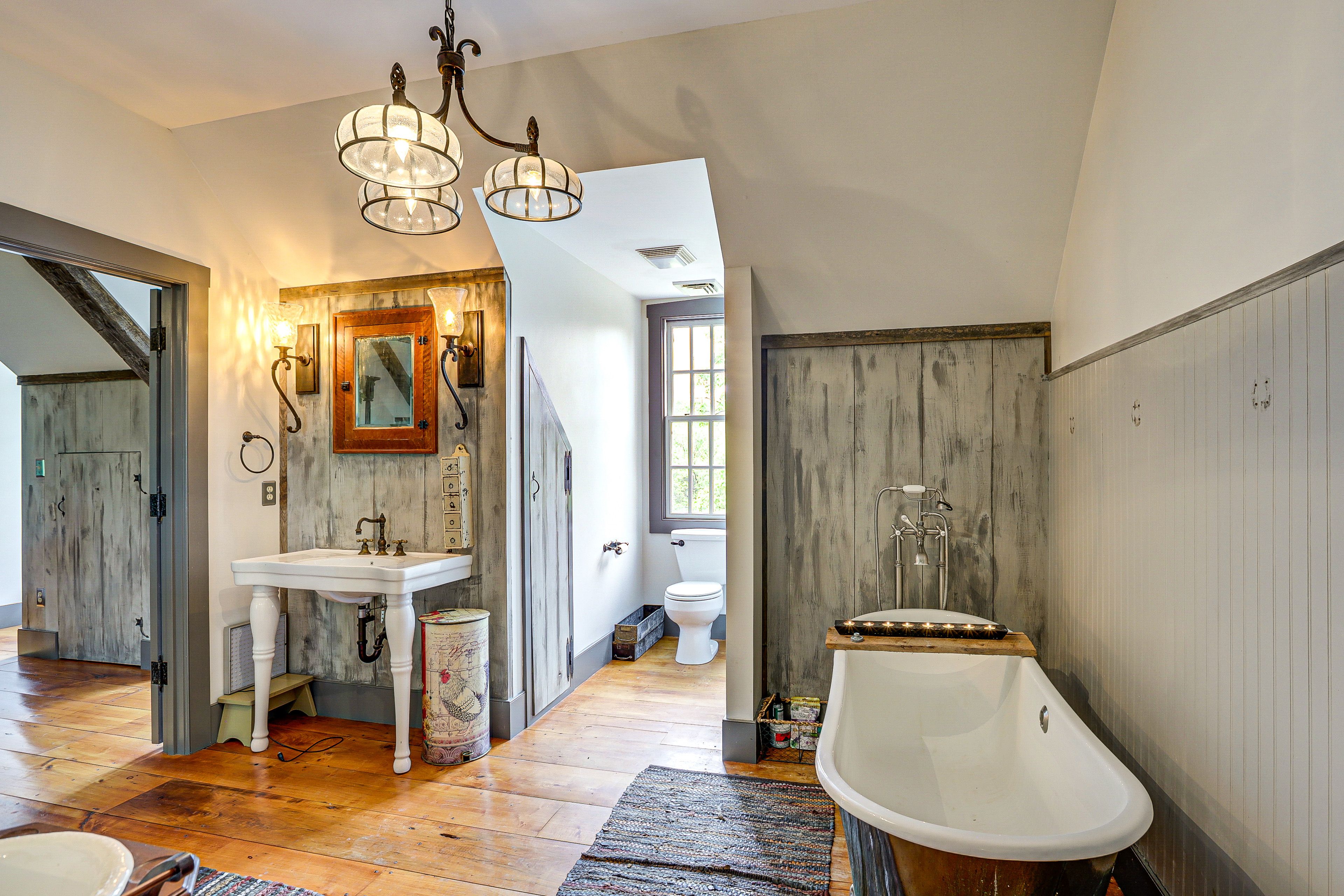 En-Suite Bathroom | Shower | Complimentary Toiletries | 2nd Floor