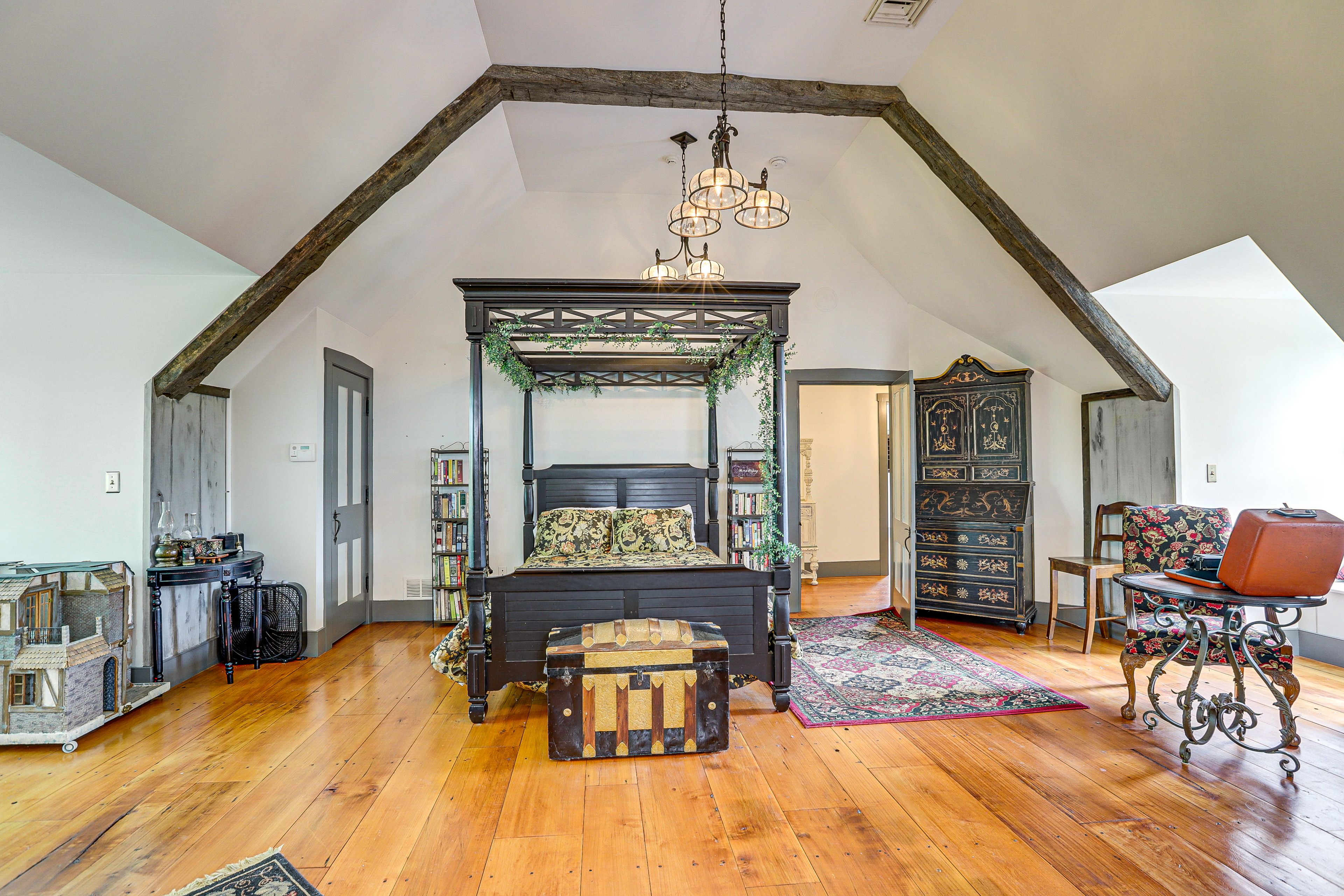 Bedroom Suite | Queen Bed | En-Suite Bathroom | Fireplace | 2nd Floor