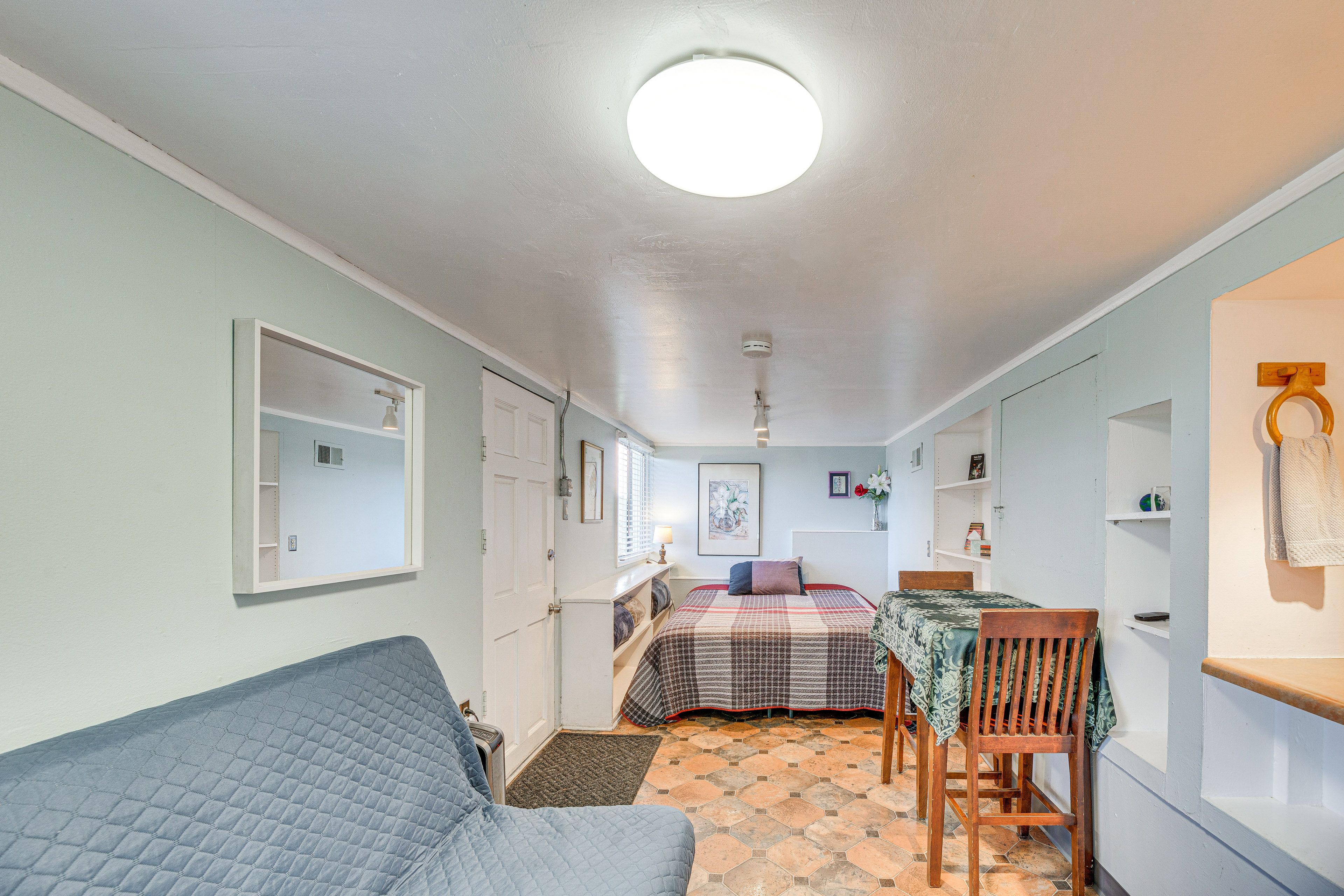 Studio | Queen Bed | Linens Provided