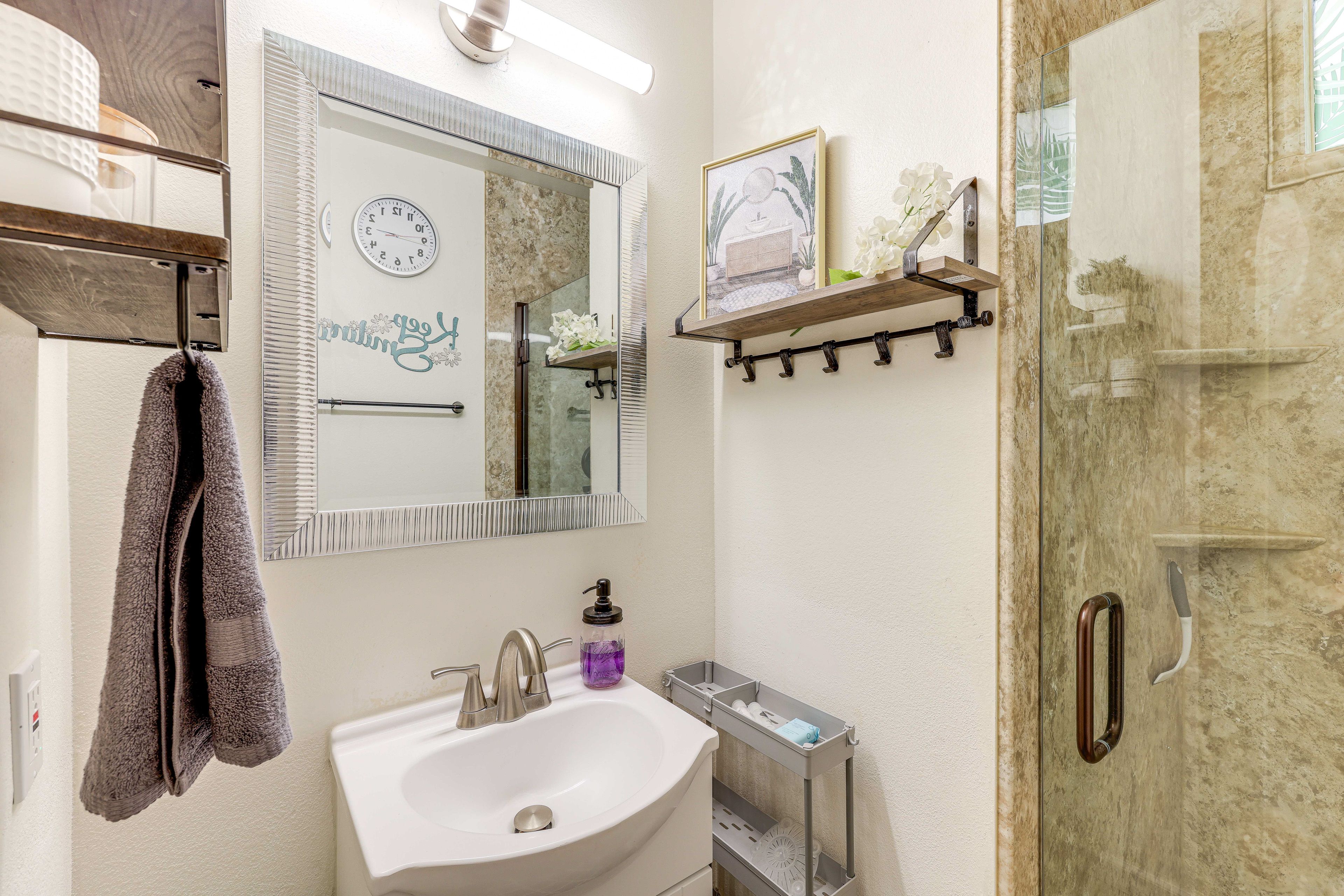 Full Bathroom | Towels Provided