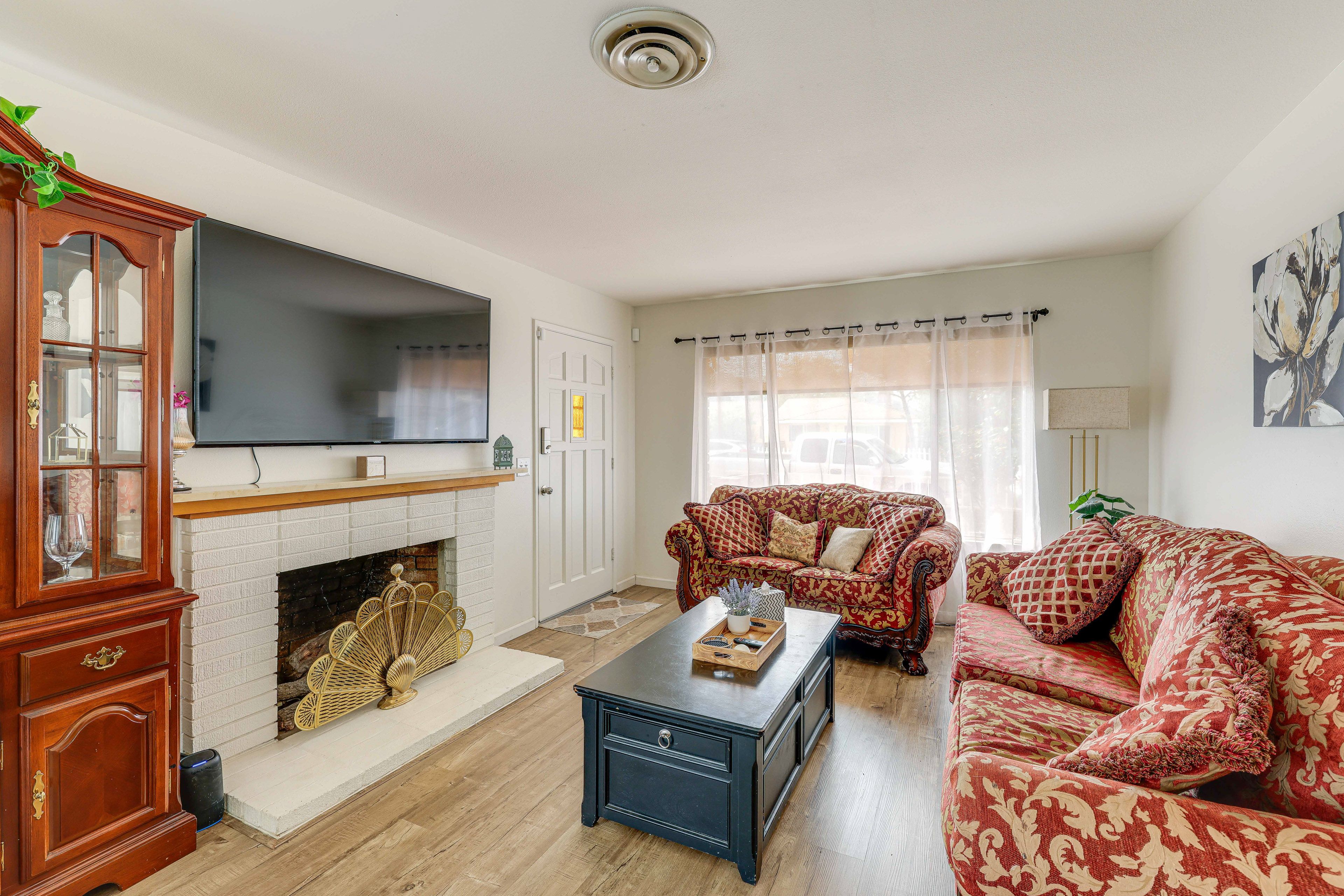 Living Room | Central A/C & Heating | Smart TV