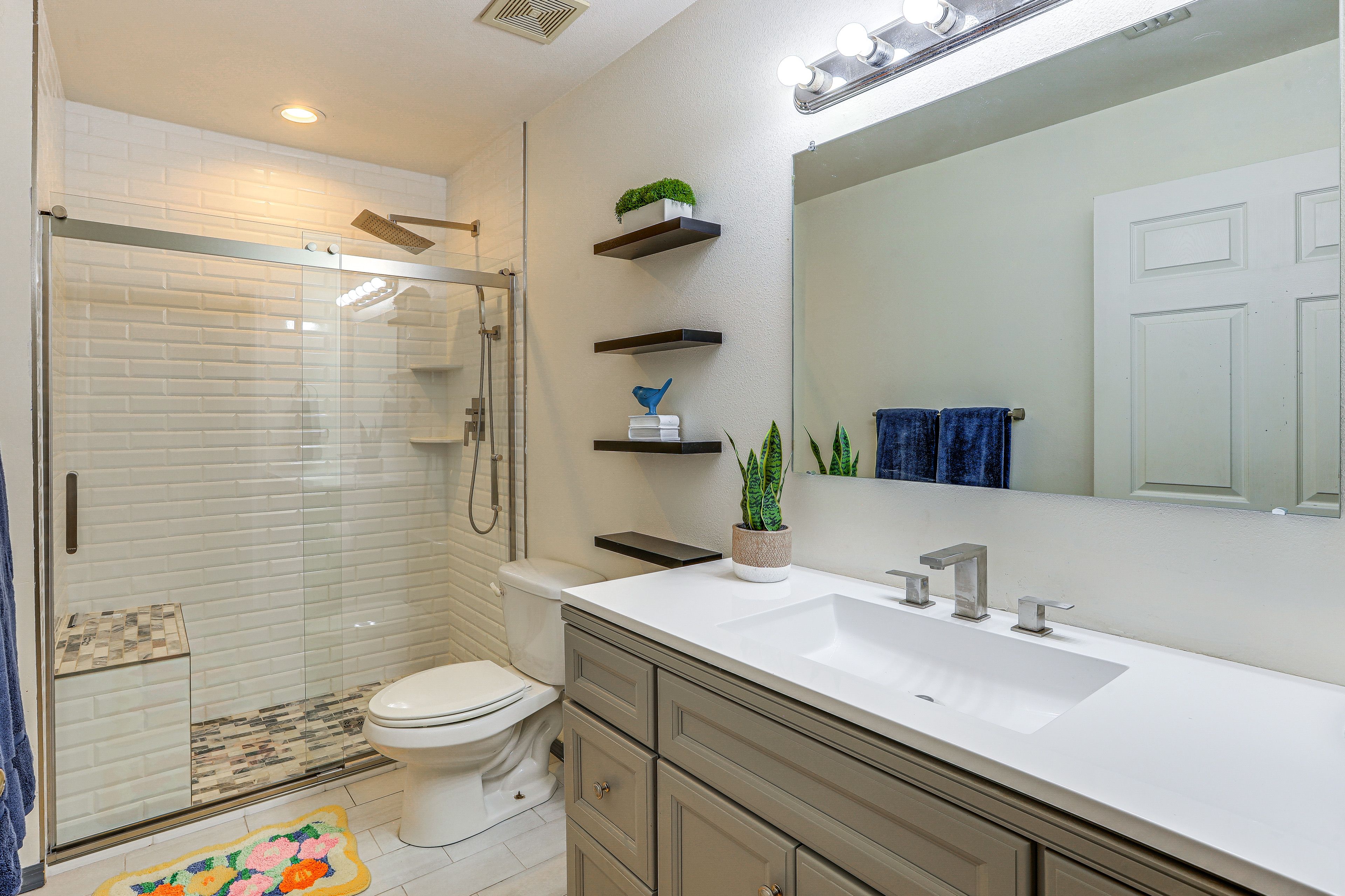 Full Bathroom | Towels Provided | Complimentary Toiletries | Hair Dryer