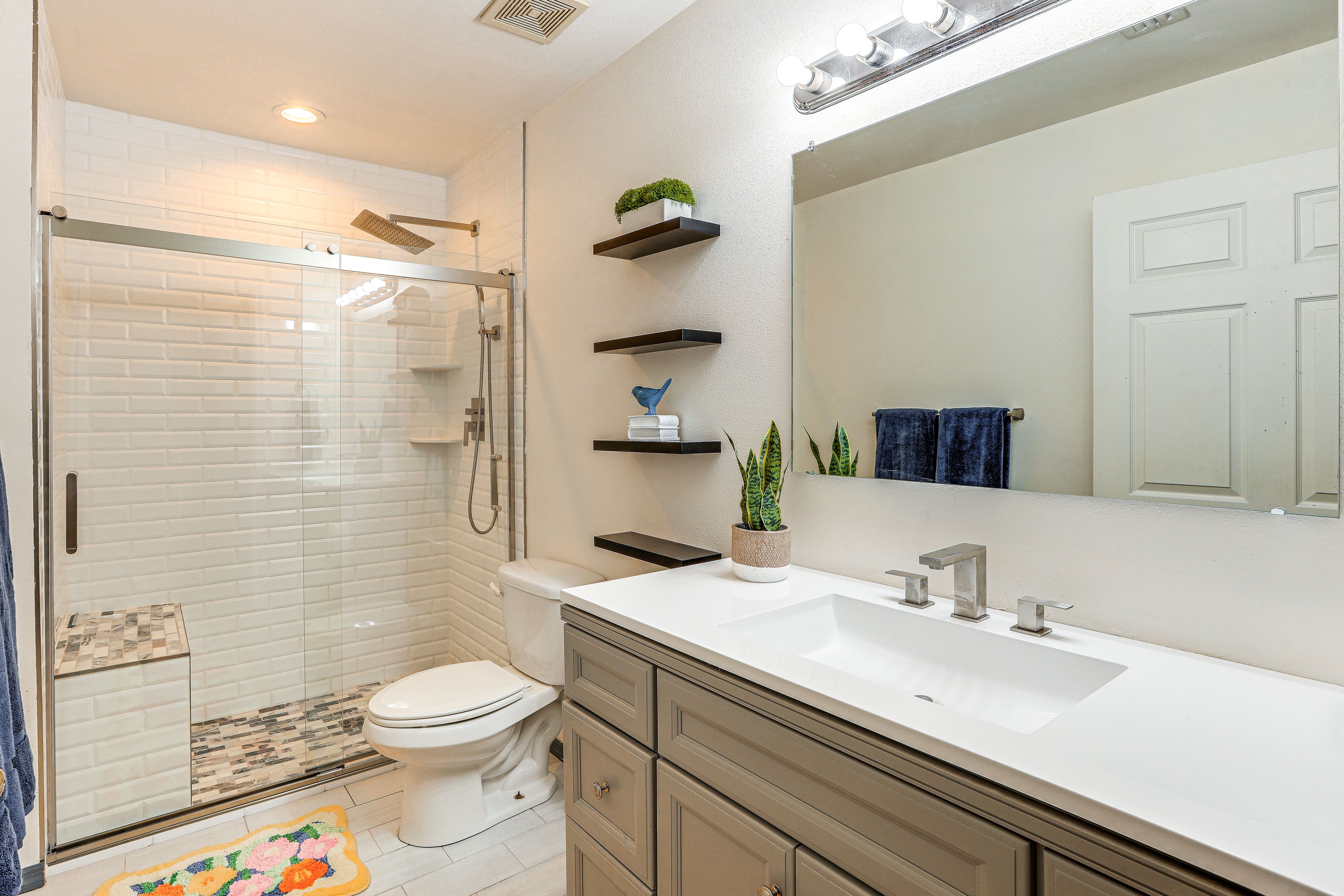 Full Bathroom | Towels Provided | Complimentary Toiletries | Hair Dryer
