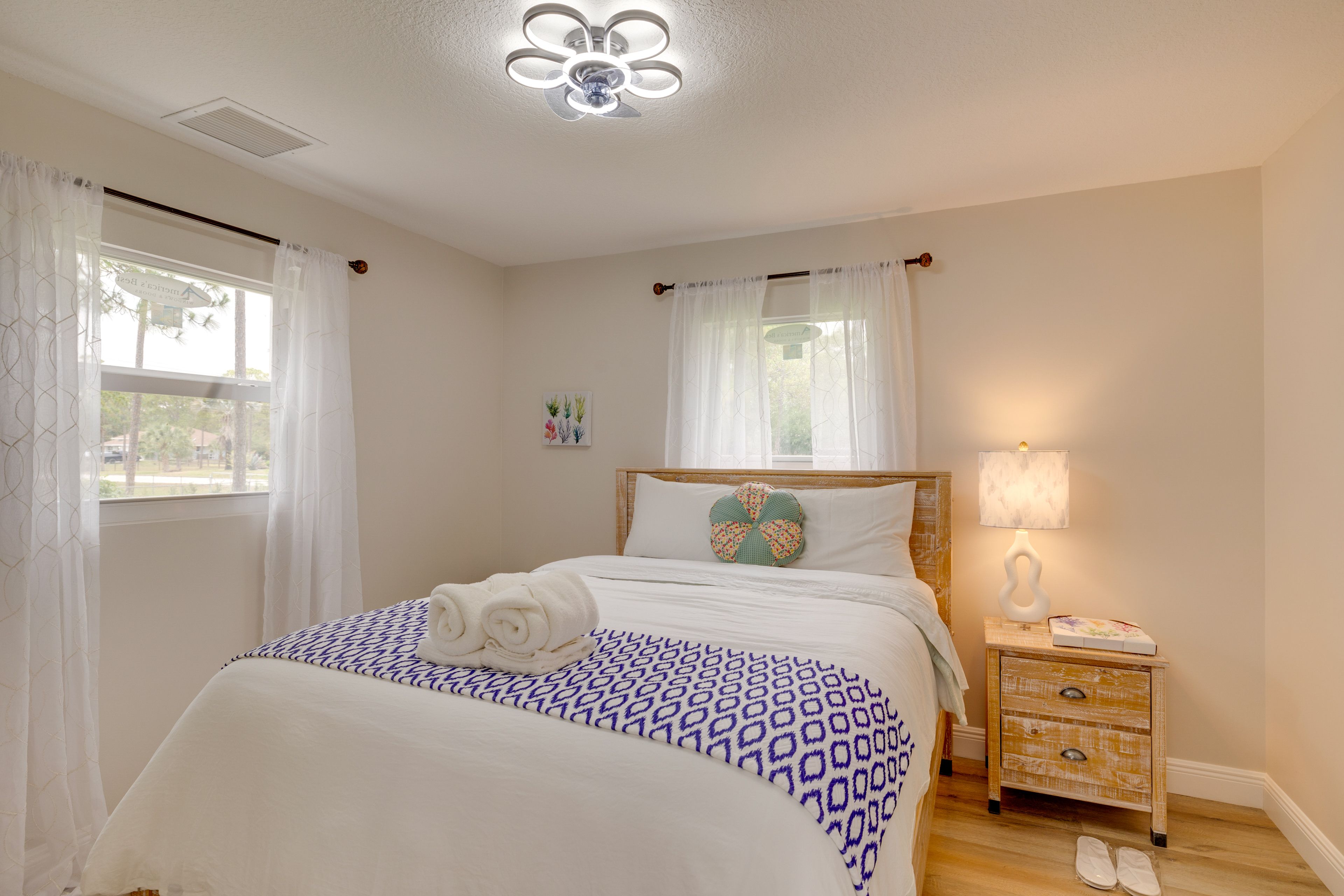 Bedroom 1 | Queen Bed