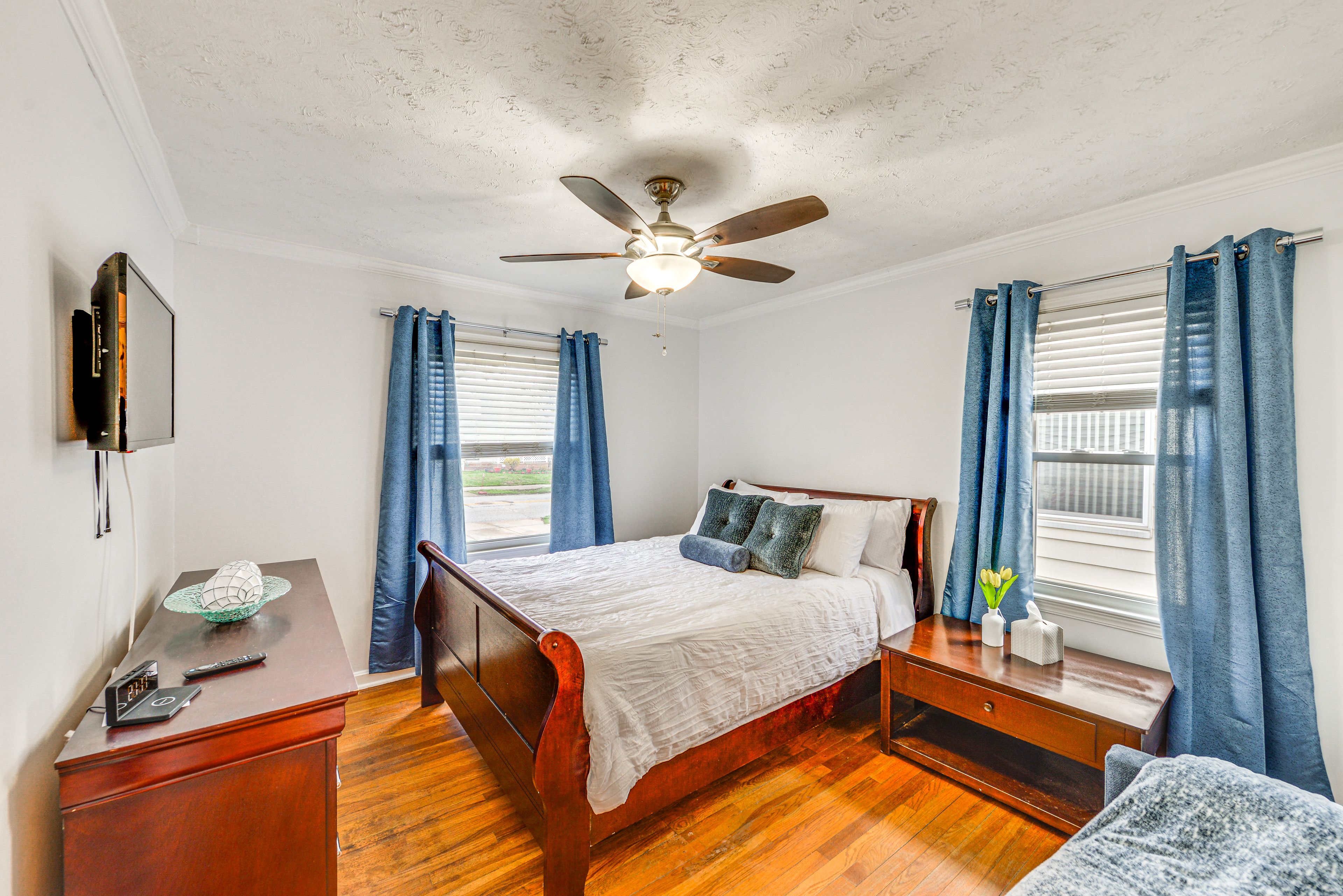 Bedroom 1 | 1st Floor | Queen Bed | Smart TV | Linens Provided