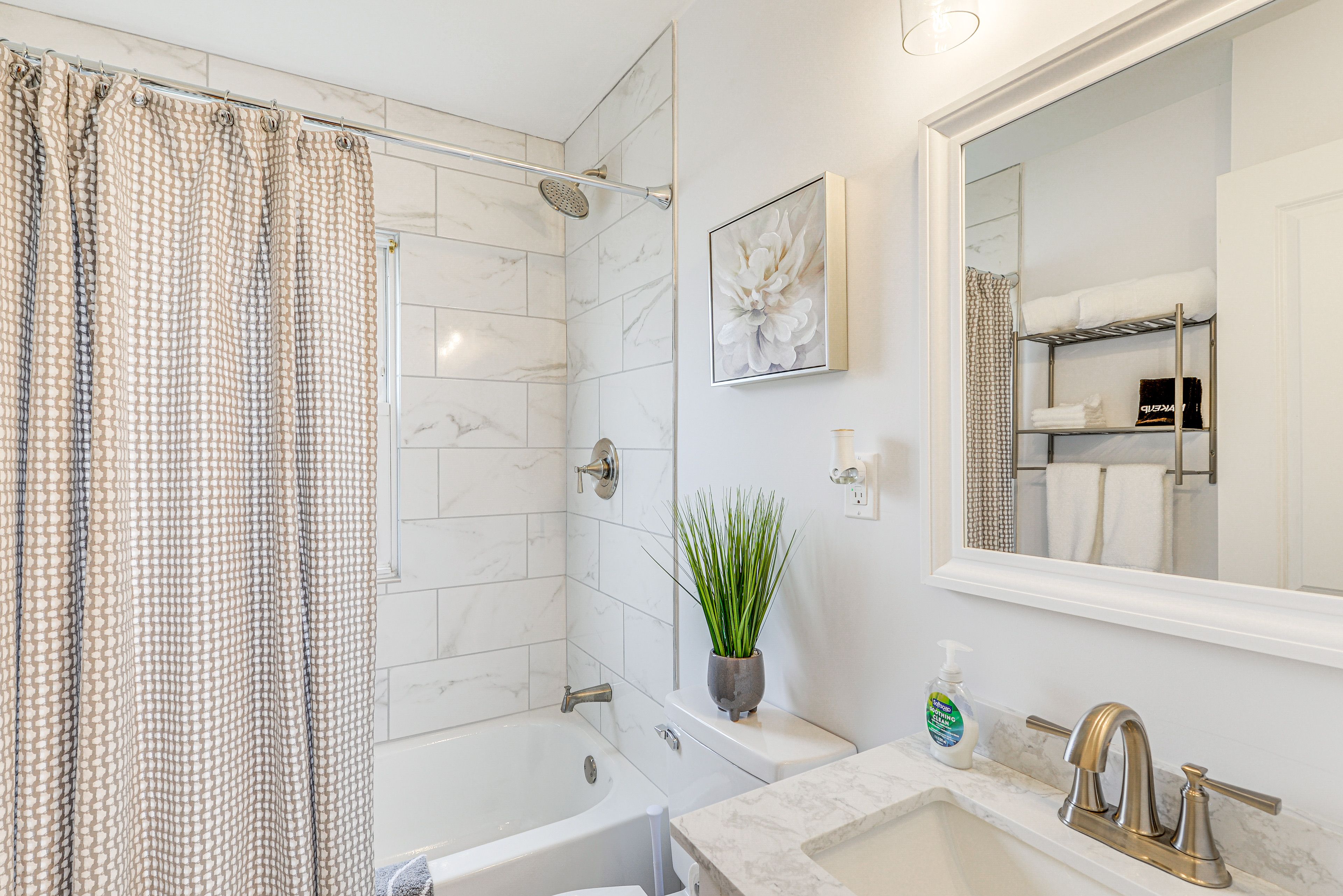 Full Bathroom | 1st Floor | Complimentary Toiletries