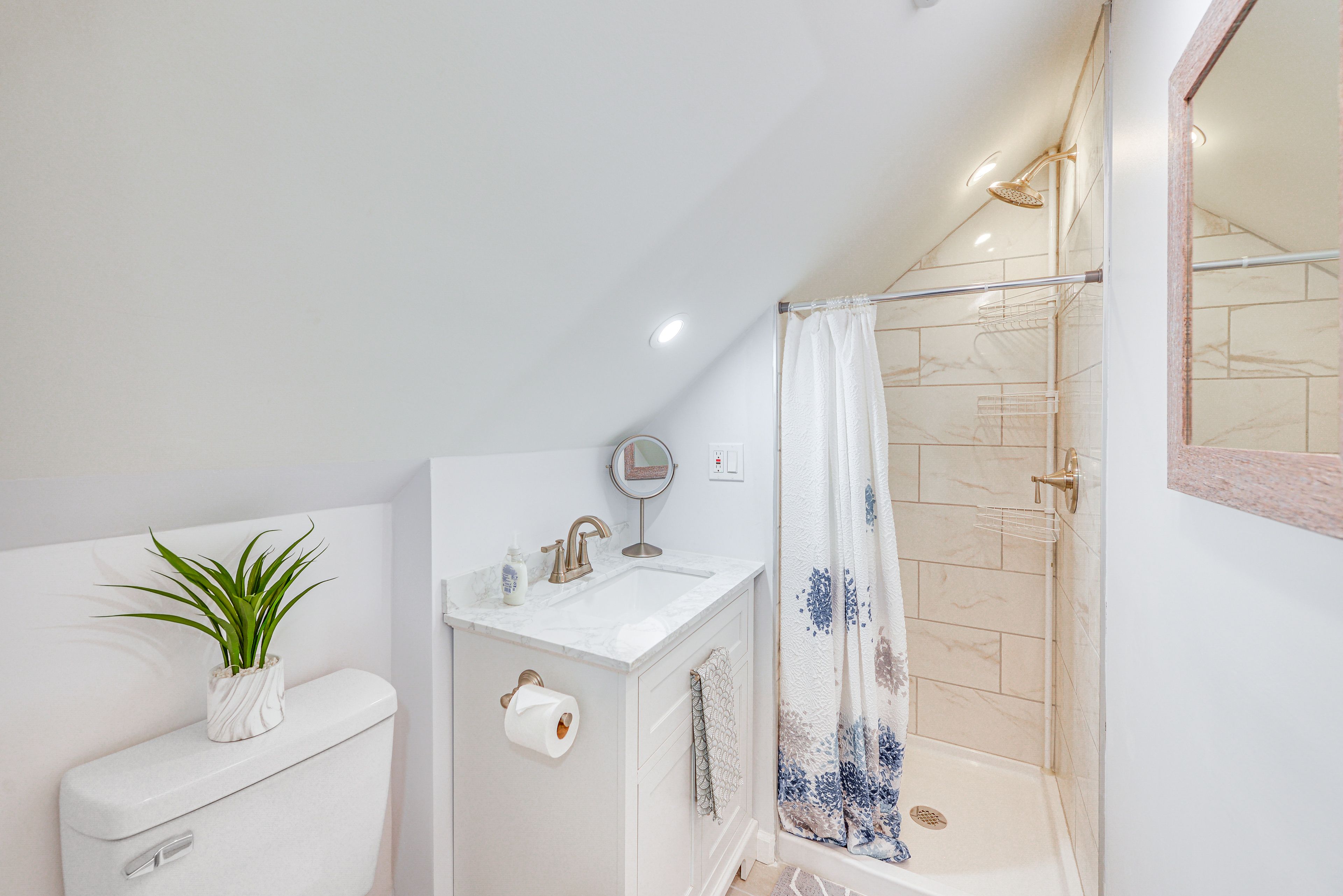 En-Suite Bathroom | 2nd Floor | Towels Provided