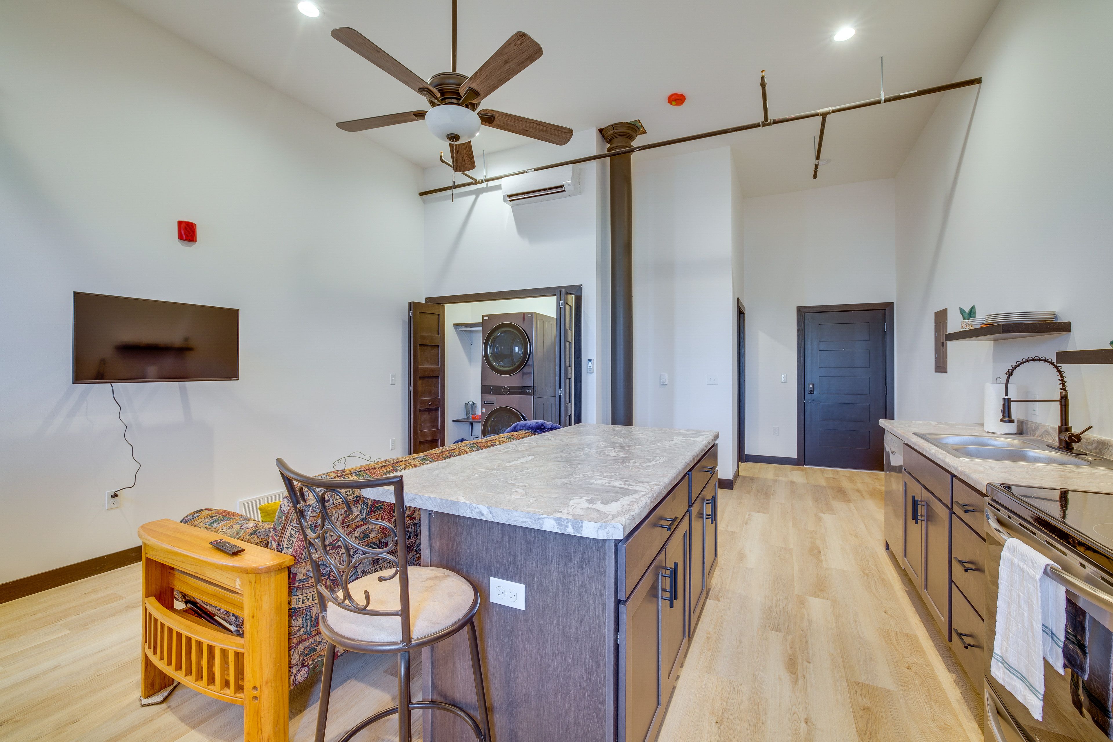 Studio | Dining Area | Dishware/Flatware | Trash Bags/Paper Towels